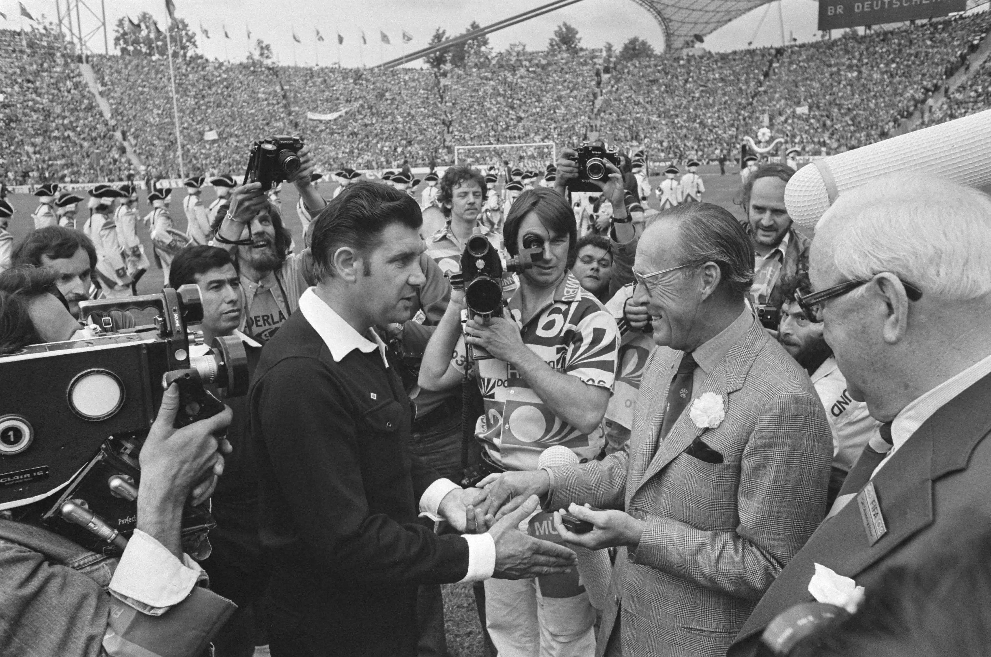 In 1974 woont prins Bernhard de WK-finale Nederland tegen West-Duitsland bij.