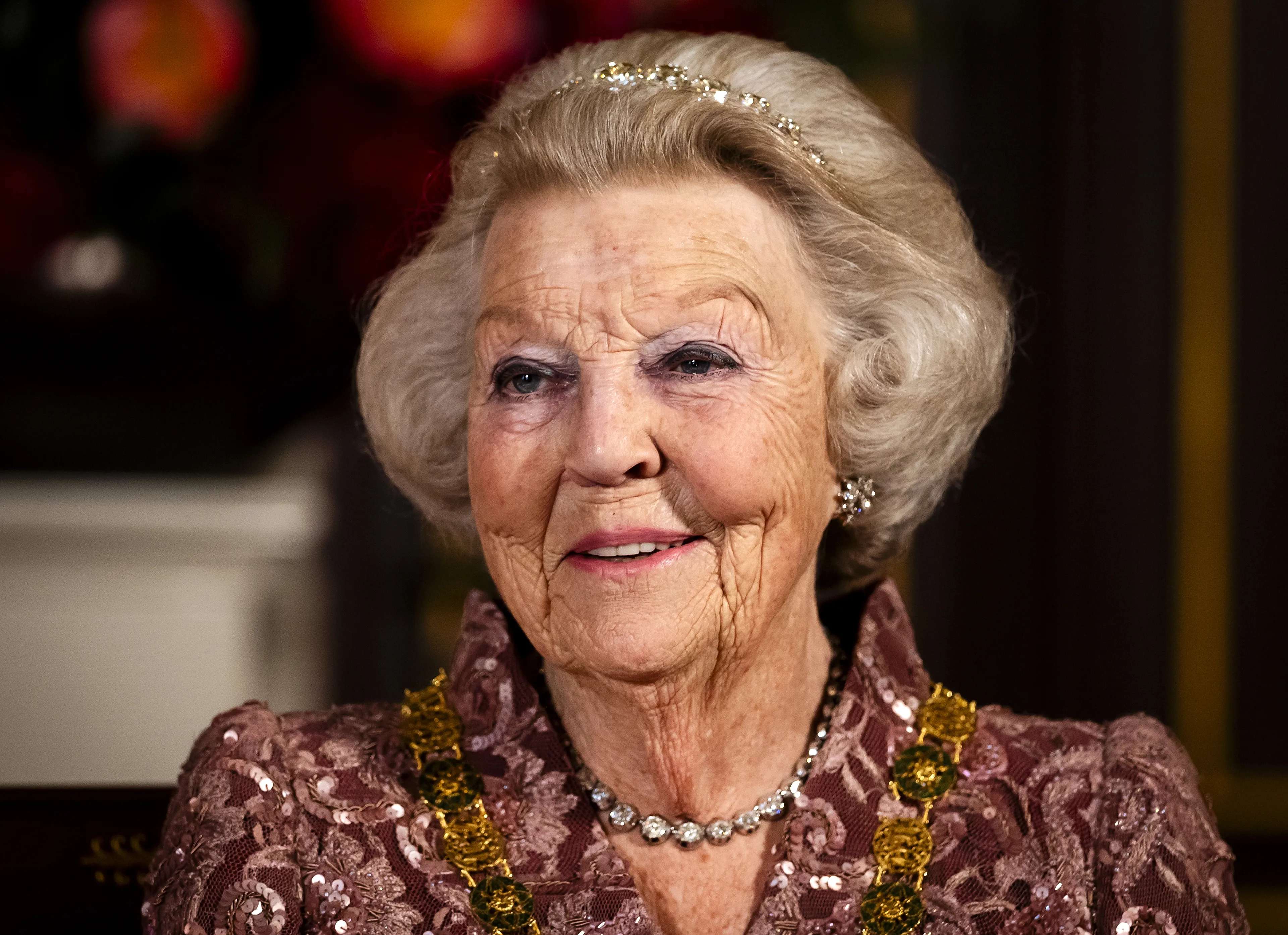 Prinses Beatrix draagt de diamanten bandeau.