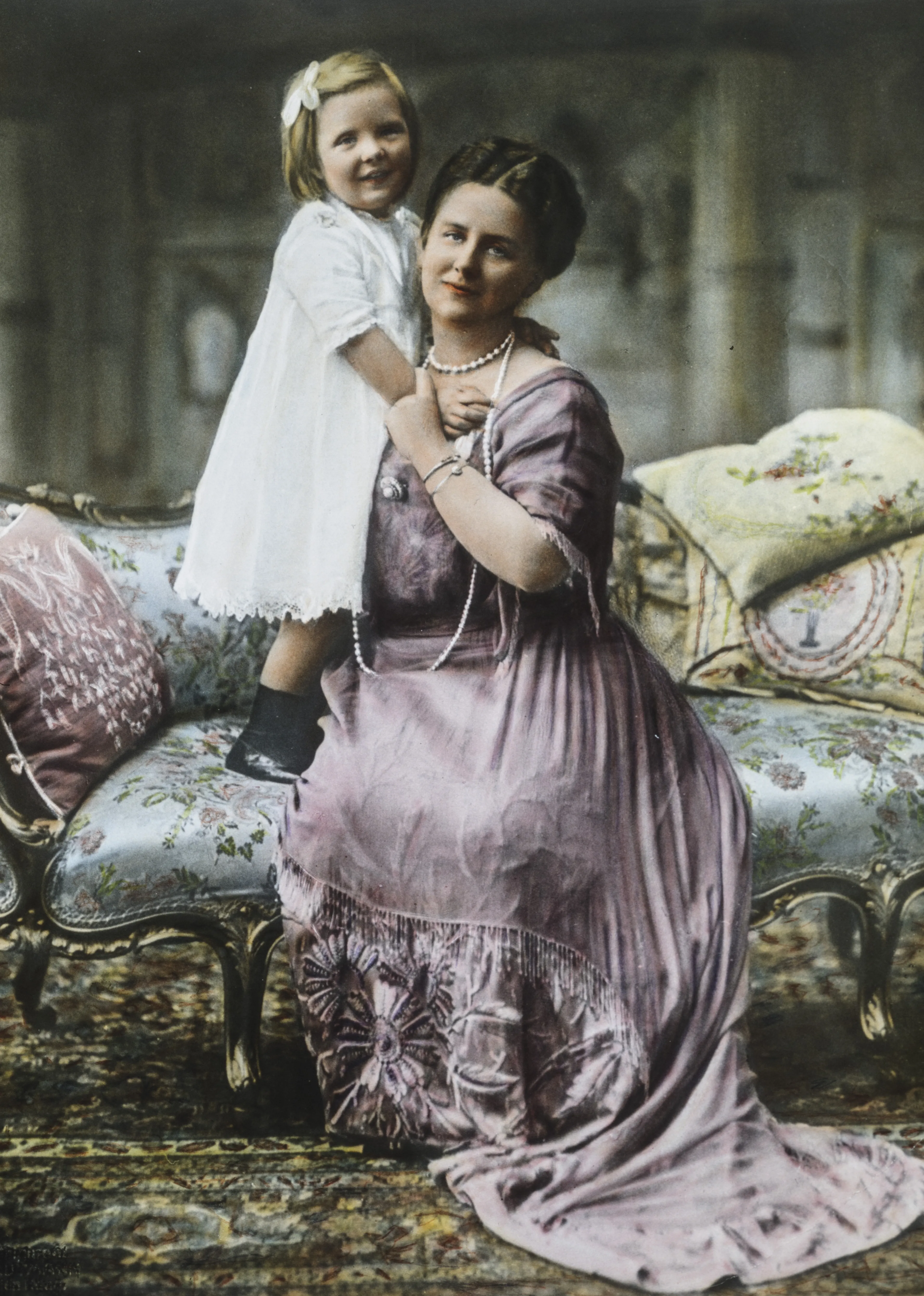 Koningin Wilhelmina en de driejarige prinses Juliana.