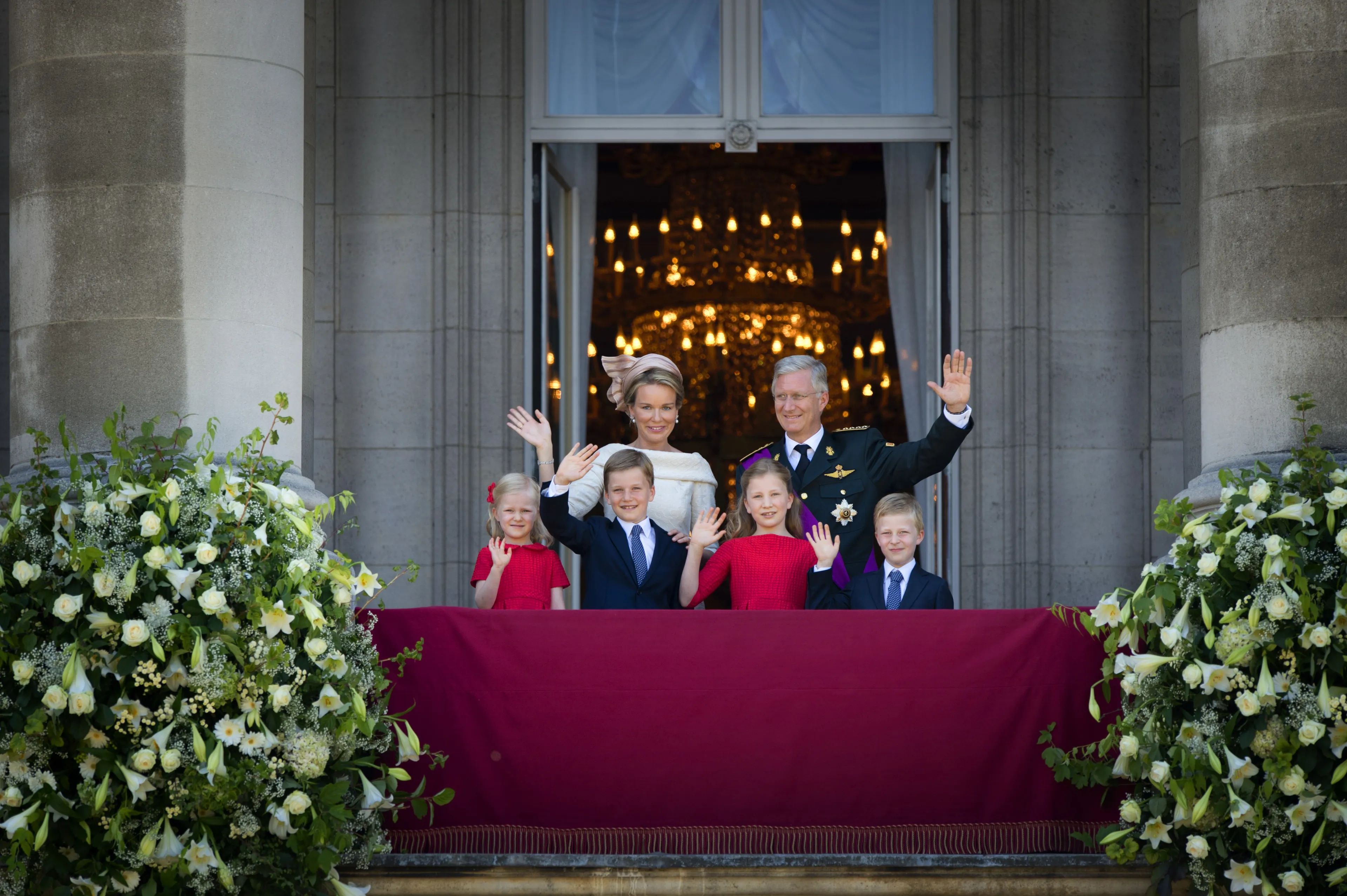 De Belgische koninklijke familie op het paleisbalkon.