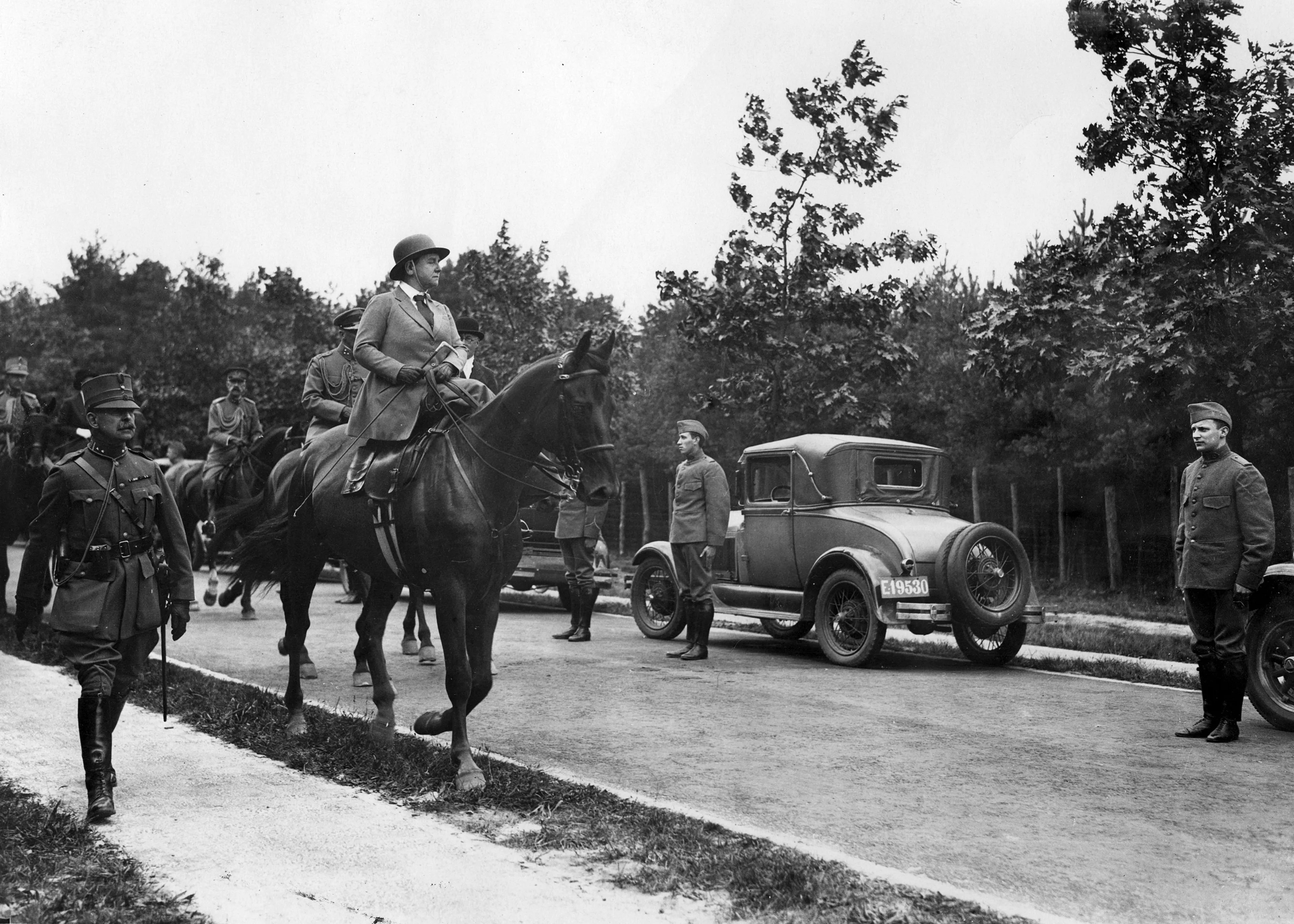 Koningin Wilhelmina bezoekt ter paard een legeroefening (1931).