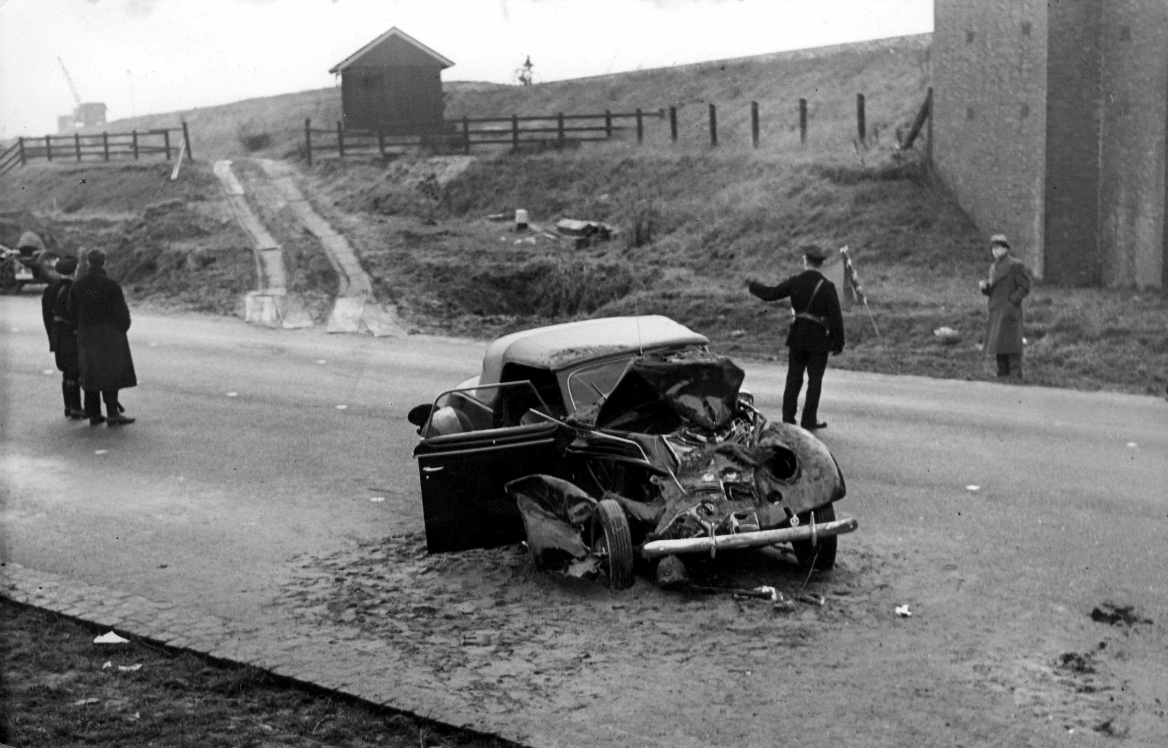De auto van prins Bernhard na het ongeluk in 1937.