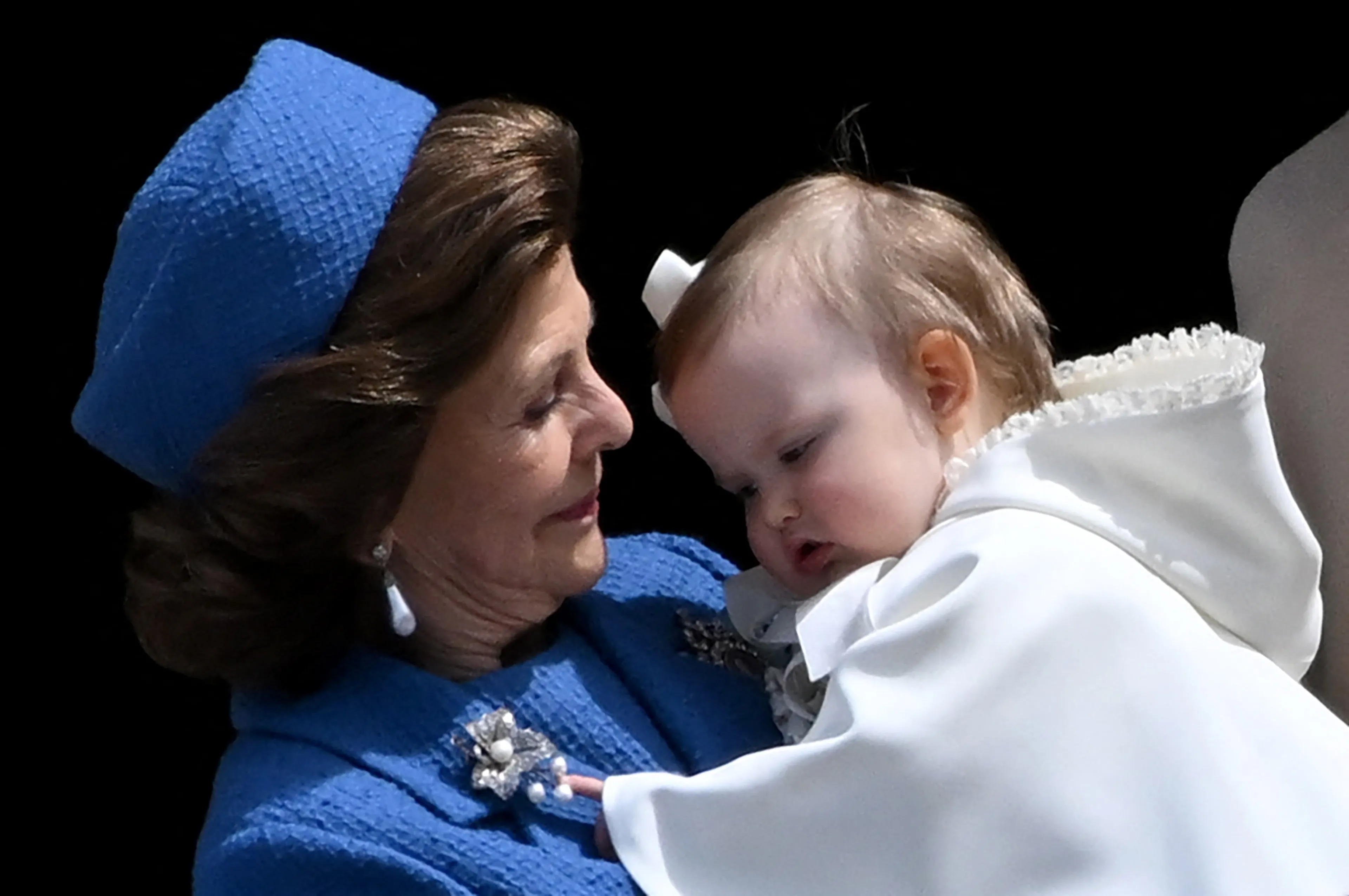 Koningin Silvia met haar jongste kleinkind.