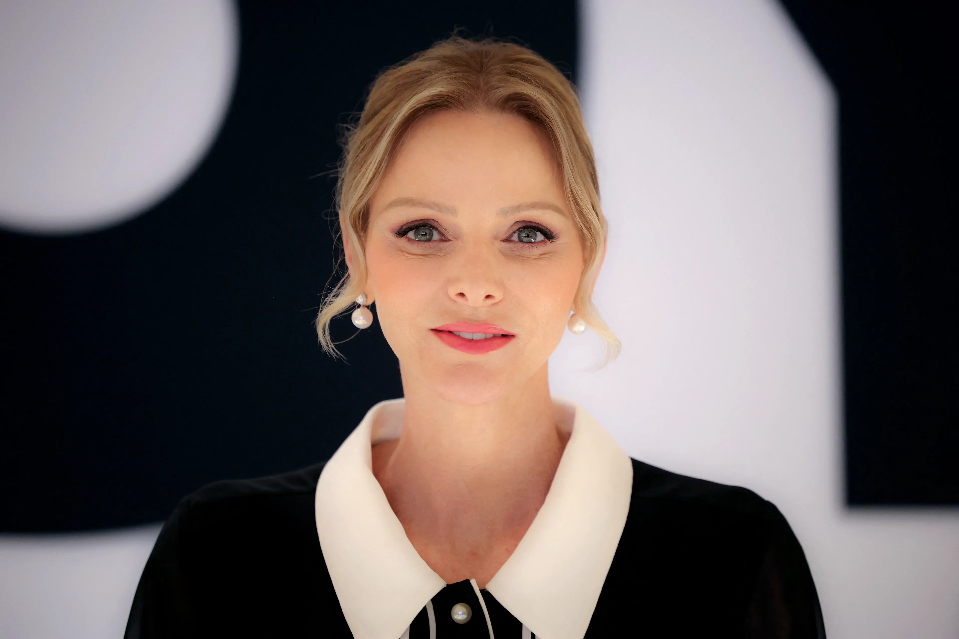 Honderd procent chic: prinses Charlène bezoekt juwelenbeurs in Monte Carlo