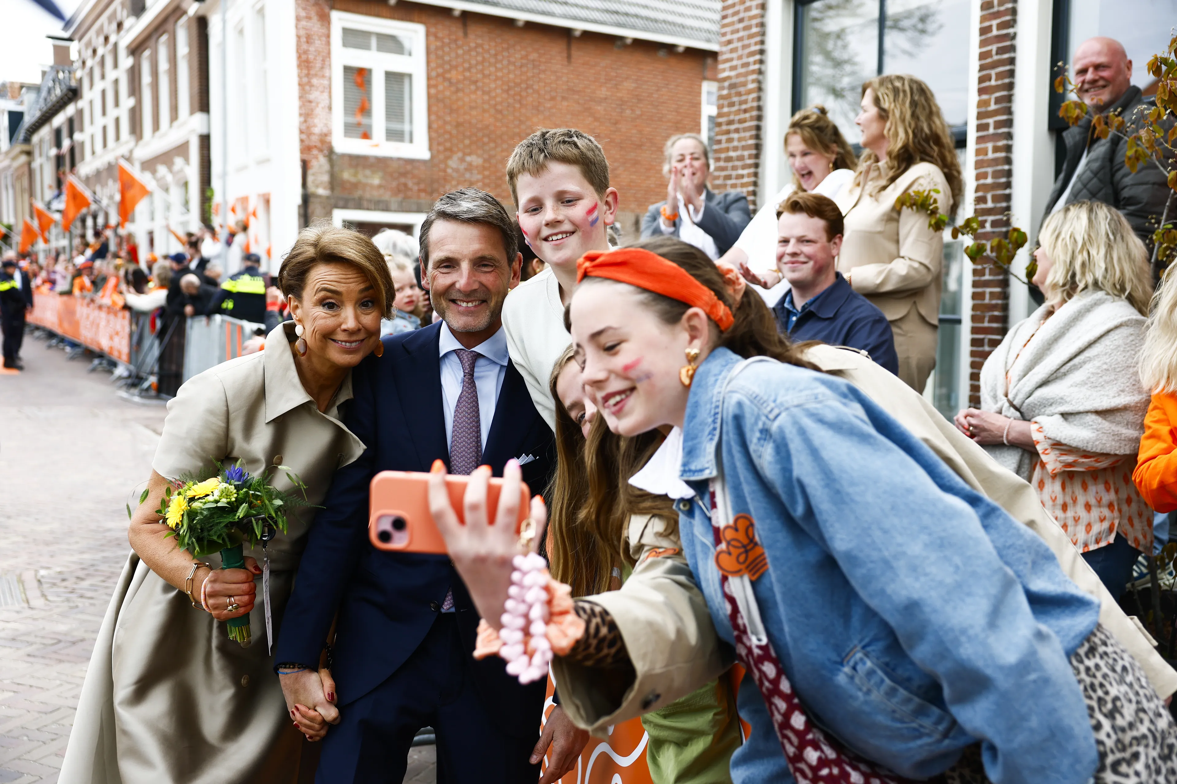 Prins Maurits en prinses Marilène langs de route.