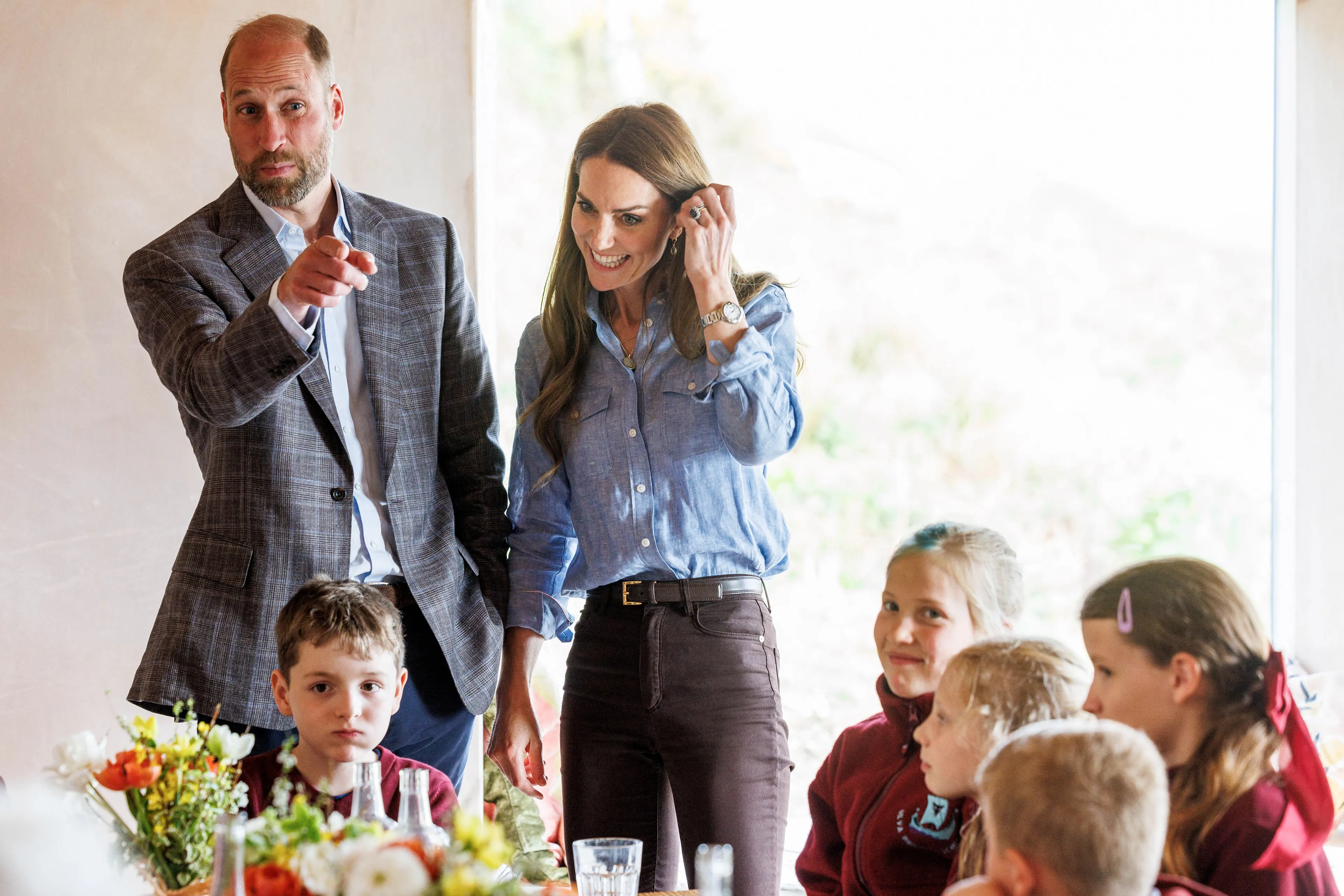 William en Catherine bij de kinderen van een basisschool.