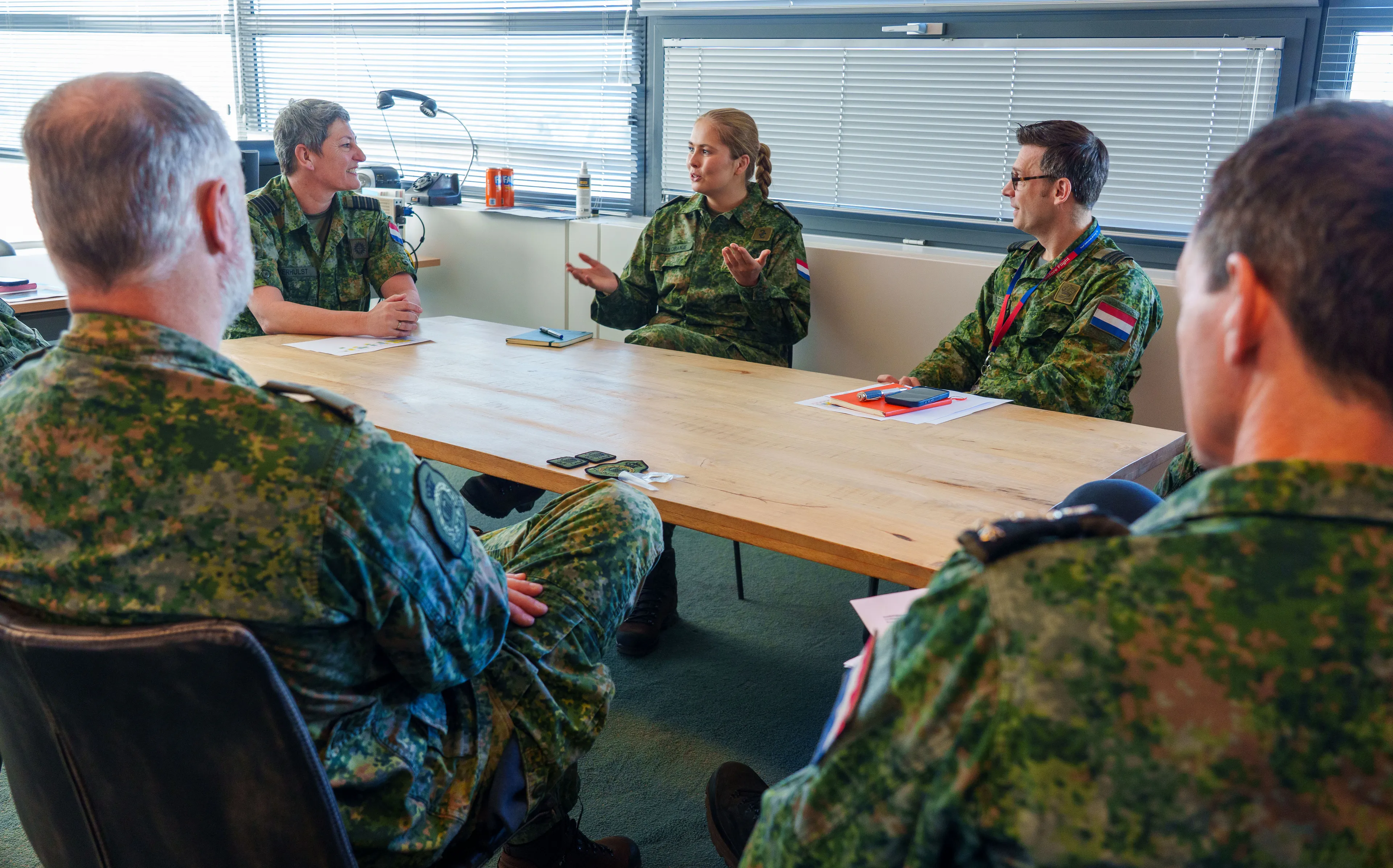De prinses in gesprek met haar nieuwe collega's.