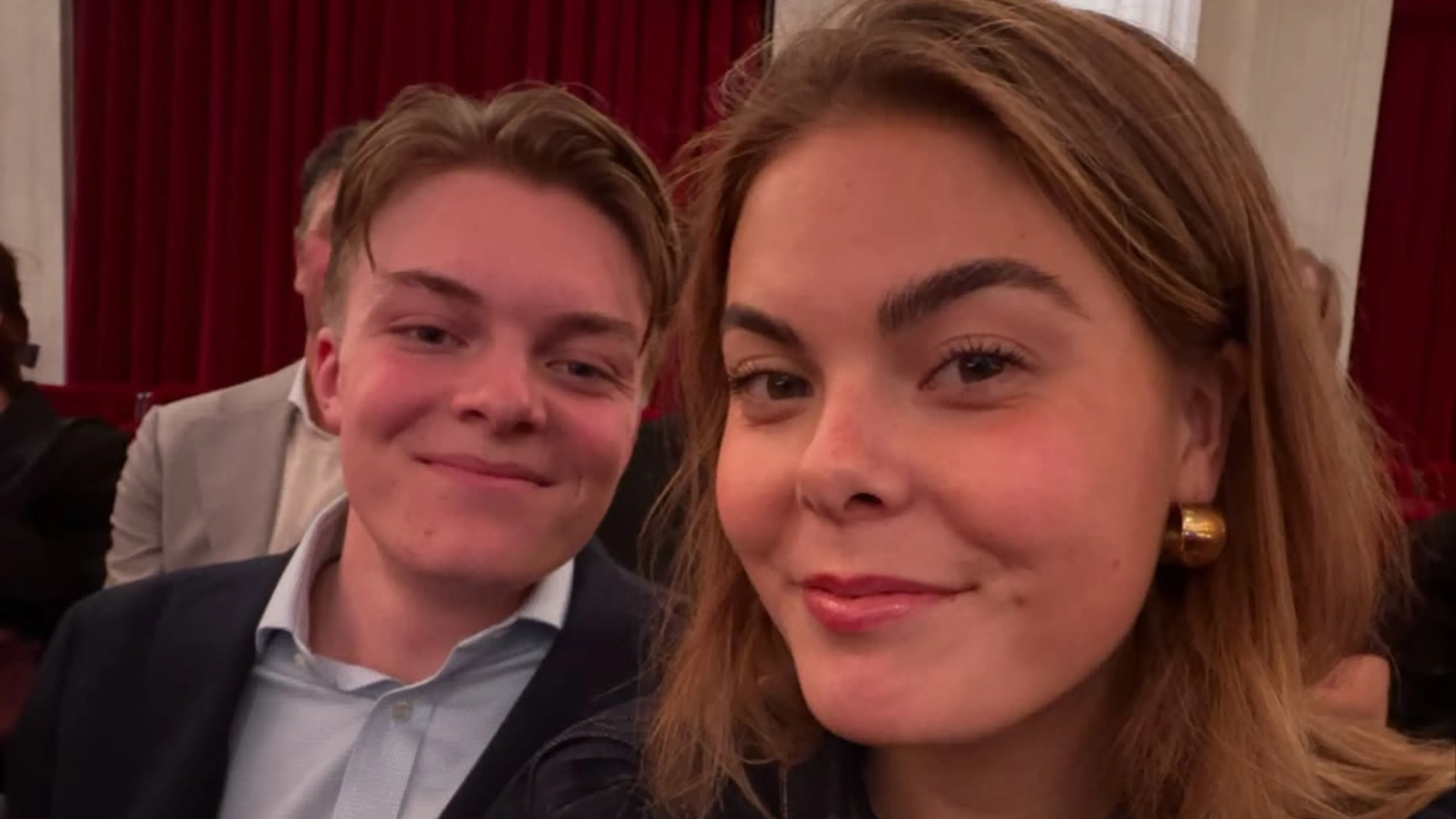 Leuk om te zien: Eloise geeft jongere broer Claus-Casimir een tour door Amsterdam