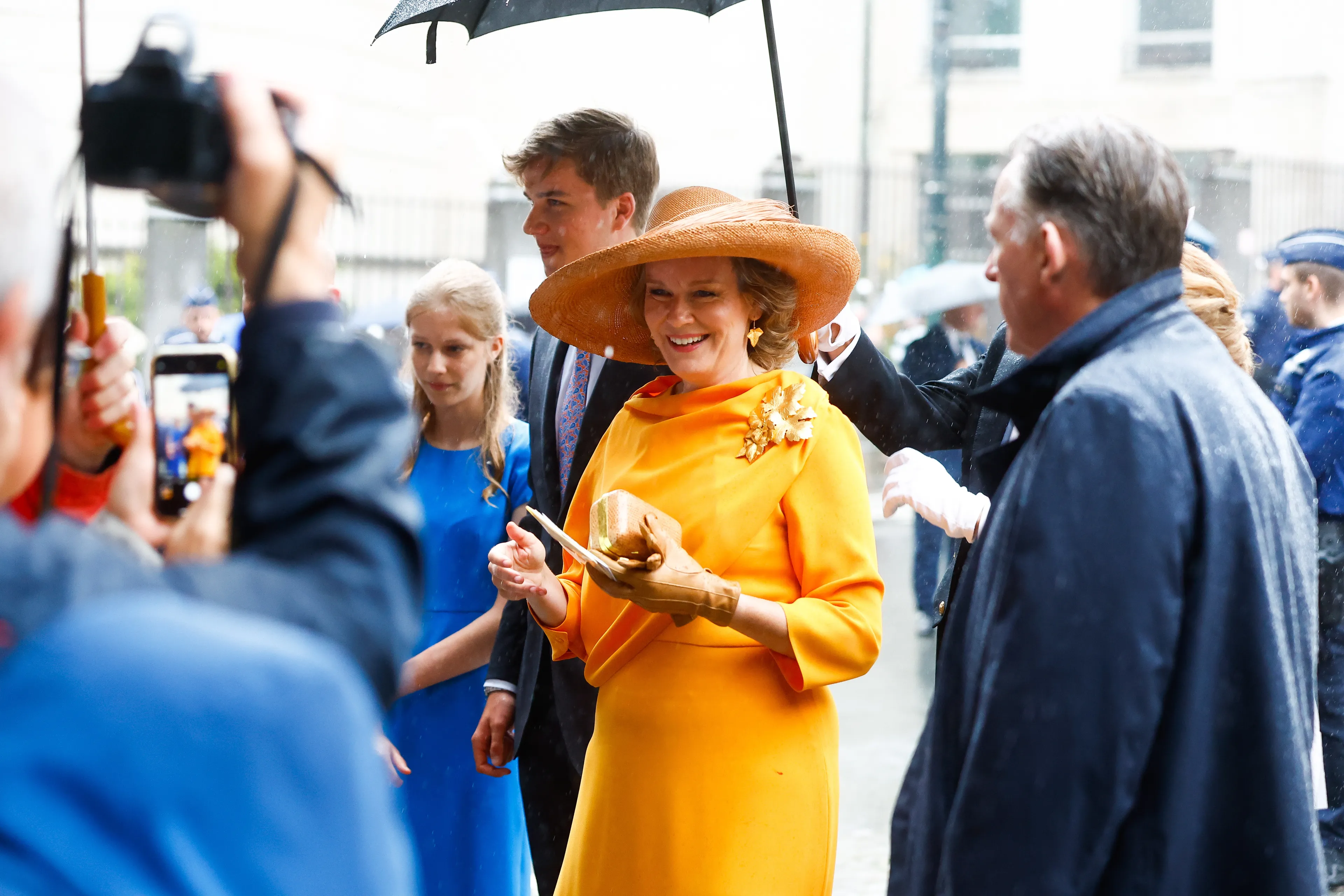 Vijf jaar later trekt ze een felkleurige japon aan.