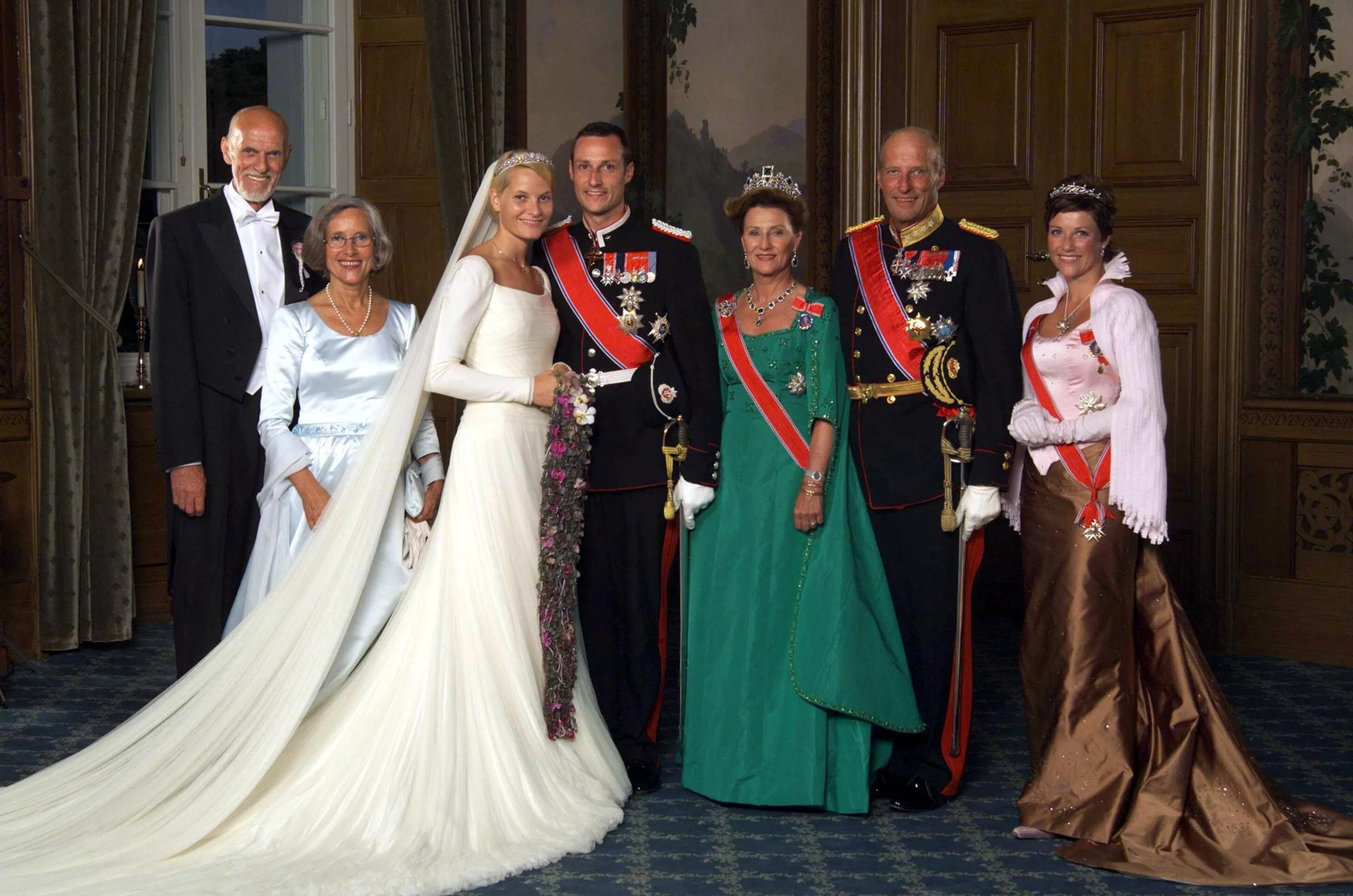 Koningin Sonja draagt de Emerald Tiara op het huwelijk van haar zoon (2001).