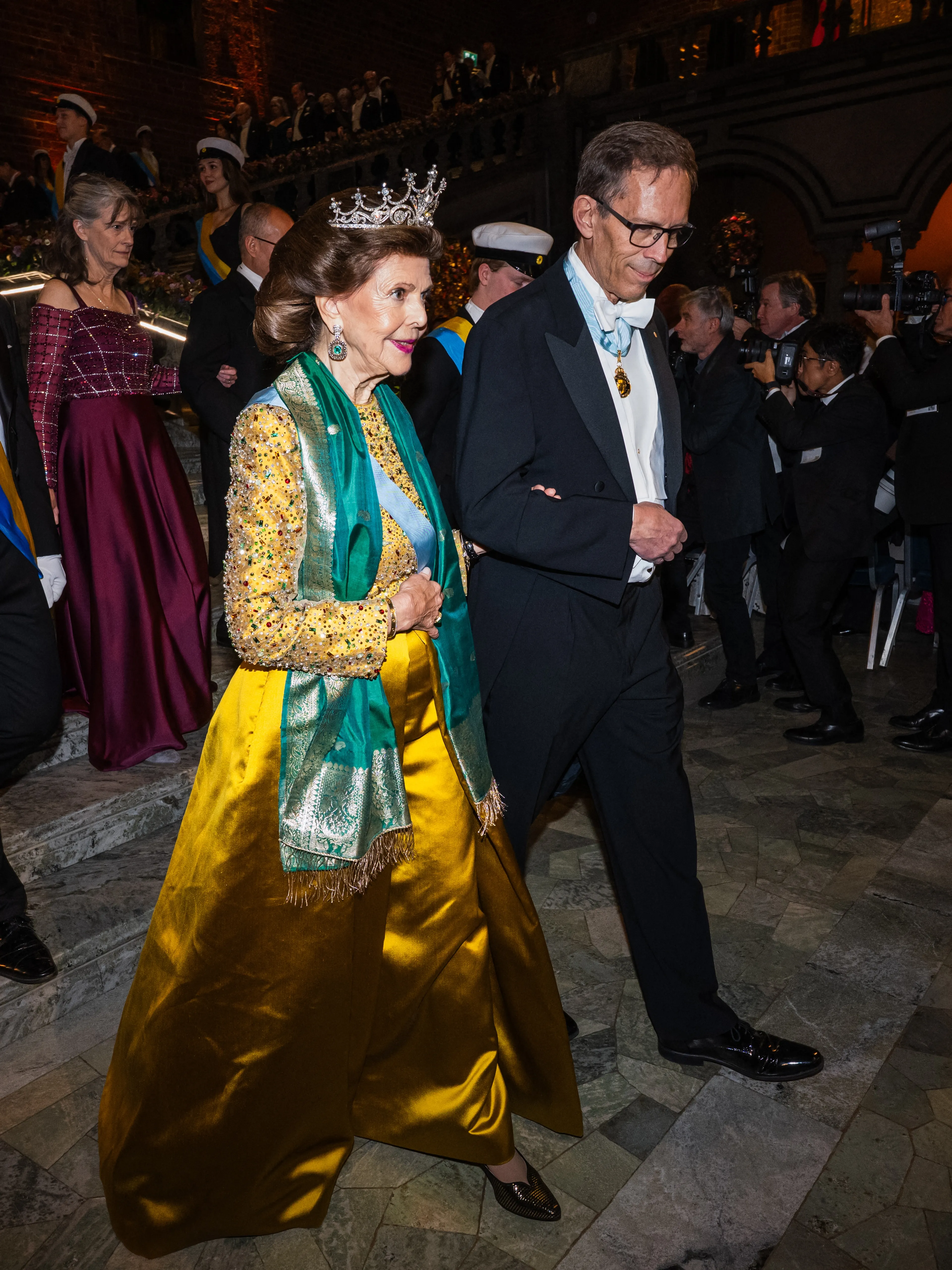 Koningin Silvia arriveert op het banket voor de Nobelprijzen (2025).