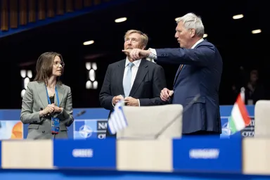 Koning Willem-Alexander krijgt kijkje achter de schermen bij voorbereidingen NAVO-top