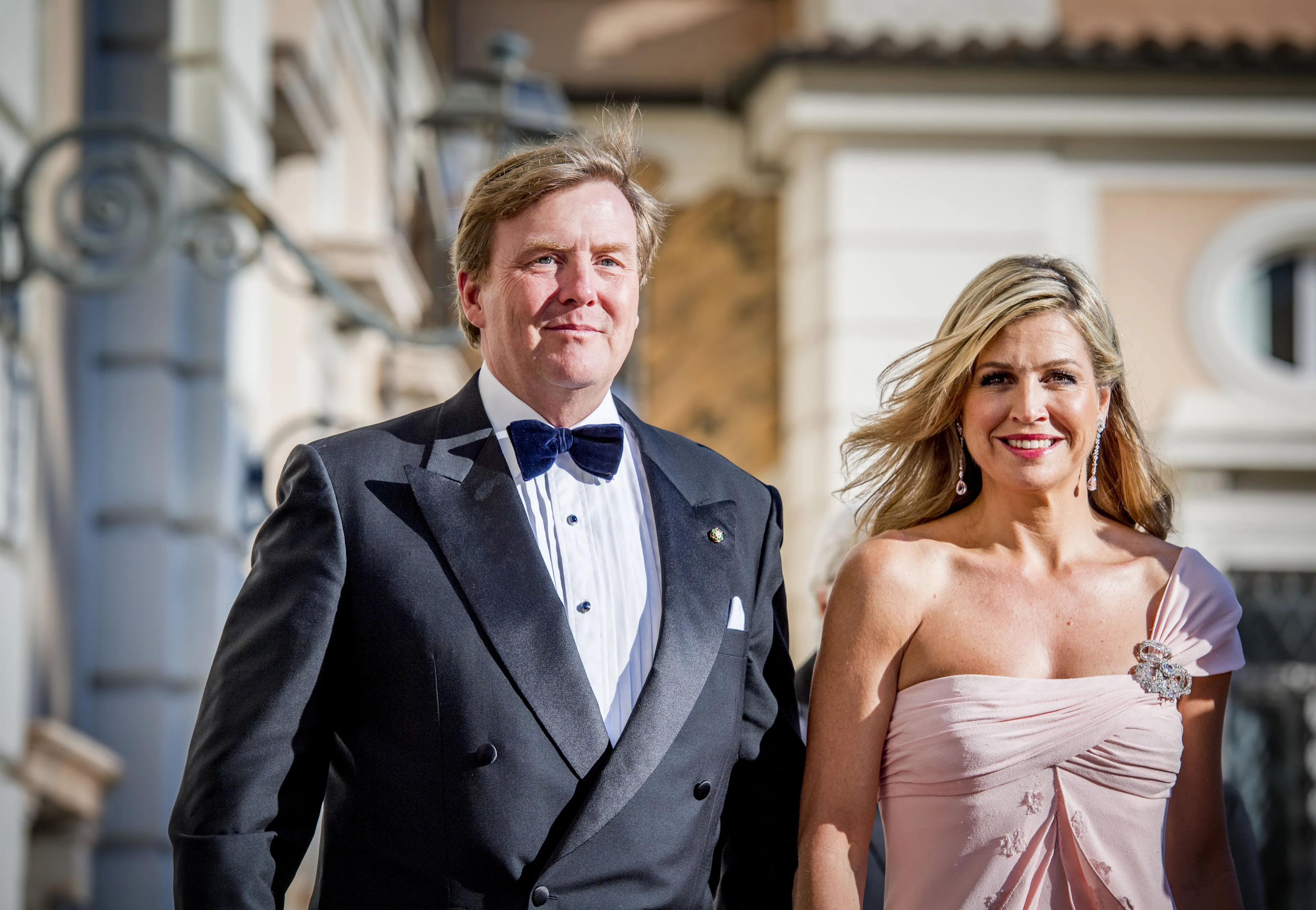 De broche kan ook zonder parels gedragen worden.