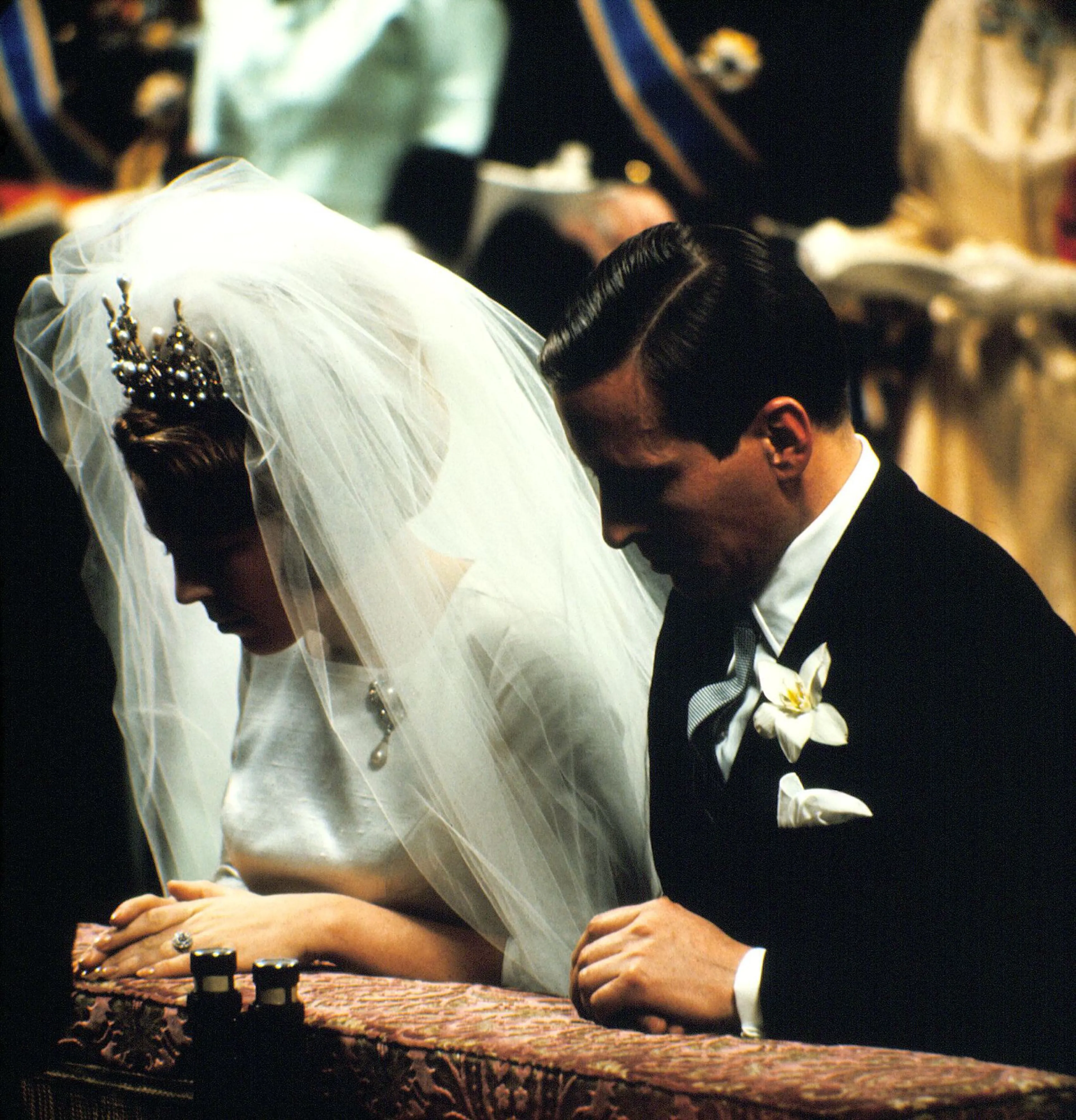 Het bruidspaar ontvangt de zegen.