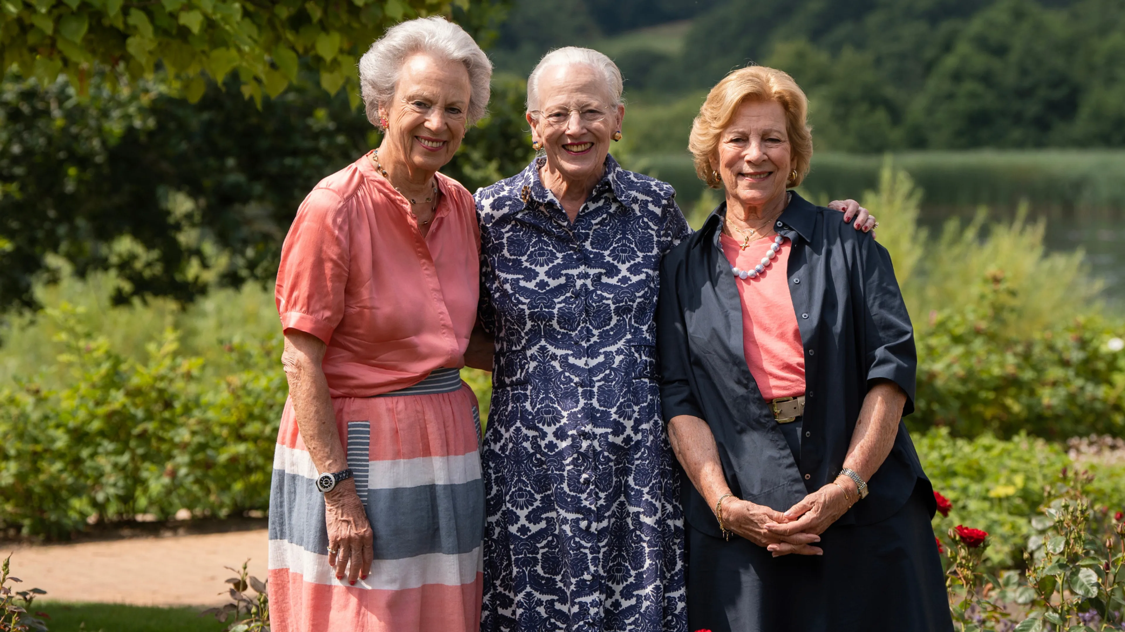 Margrethe, Benedikte en Anne Marie genieten van 'zussenvakantie' in Denemarken