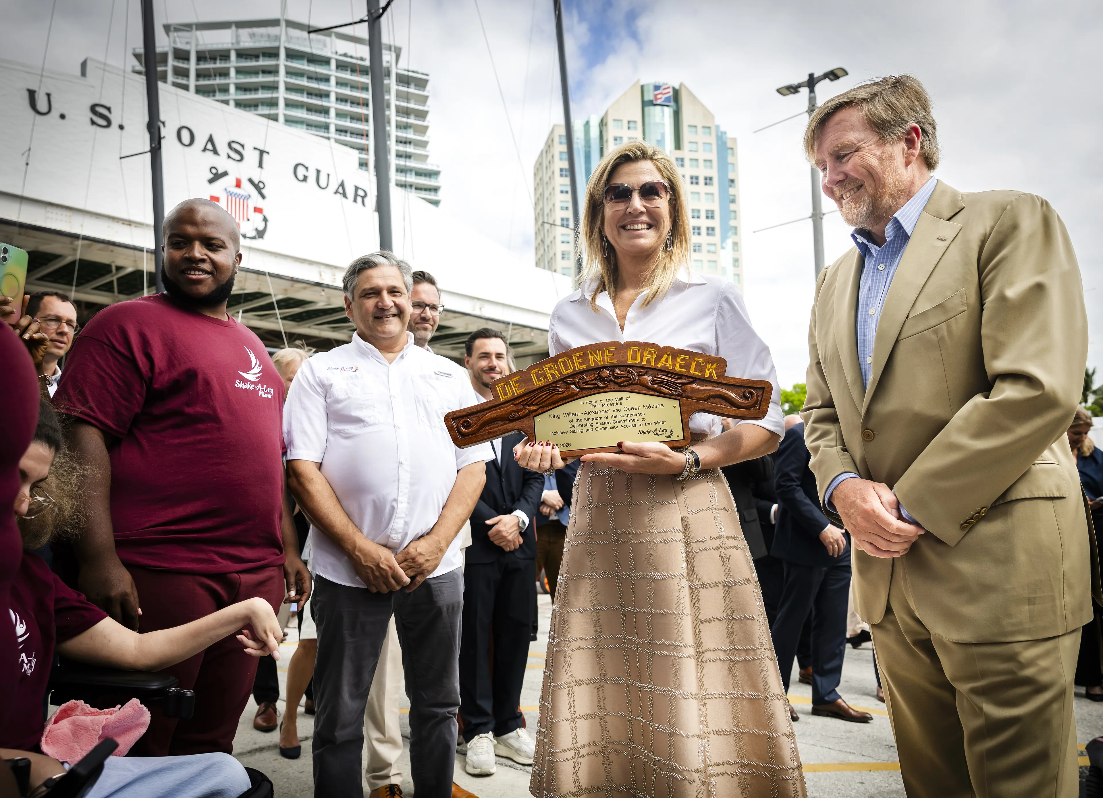 Koning Willem-Alexander en koningin Máxima krijgen een bord met daarop de tekst ‘De Groene Draeck’.