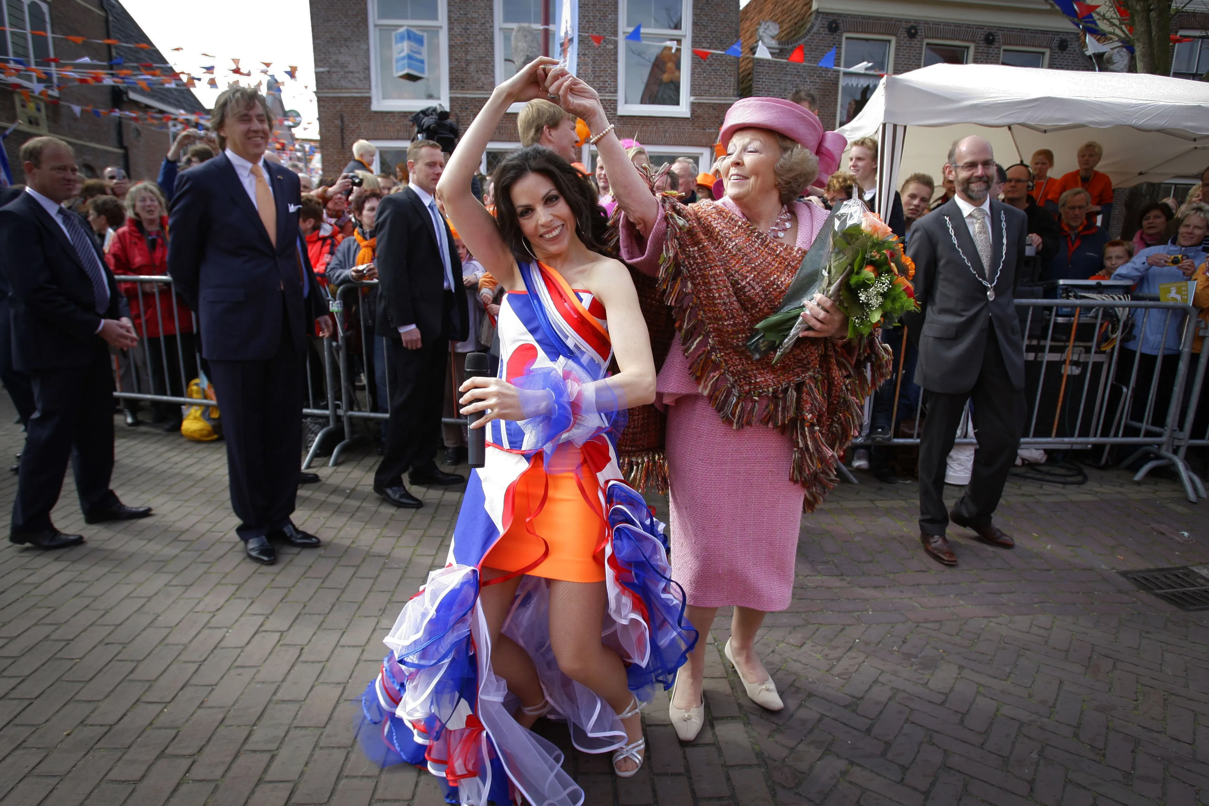 Koningin Beatrix danst in Makkum met een salsadanseres.