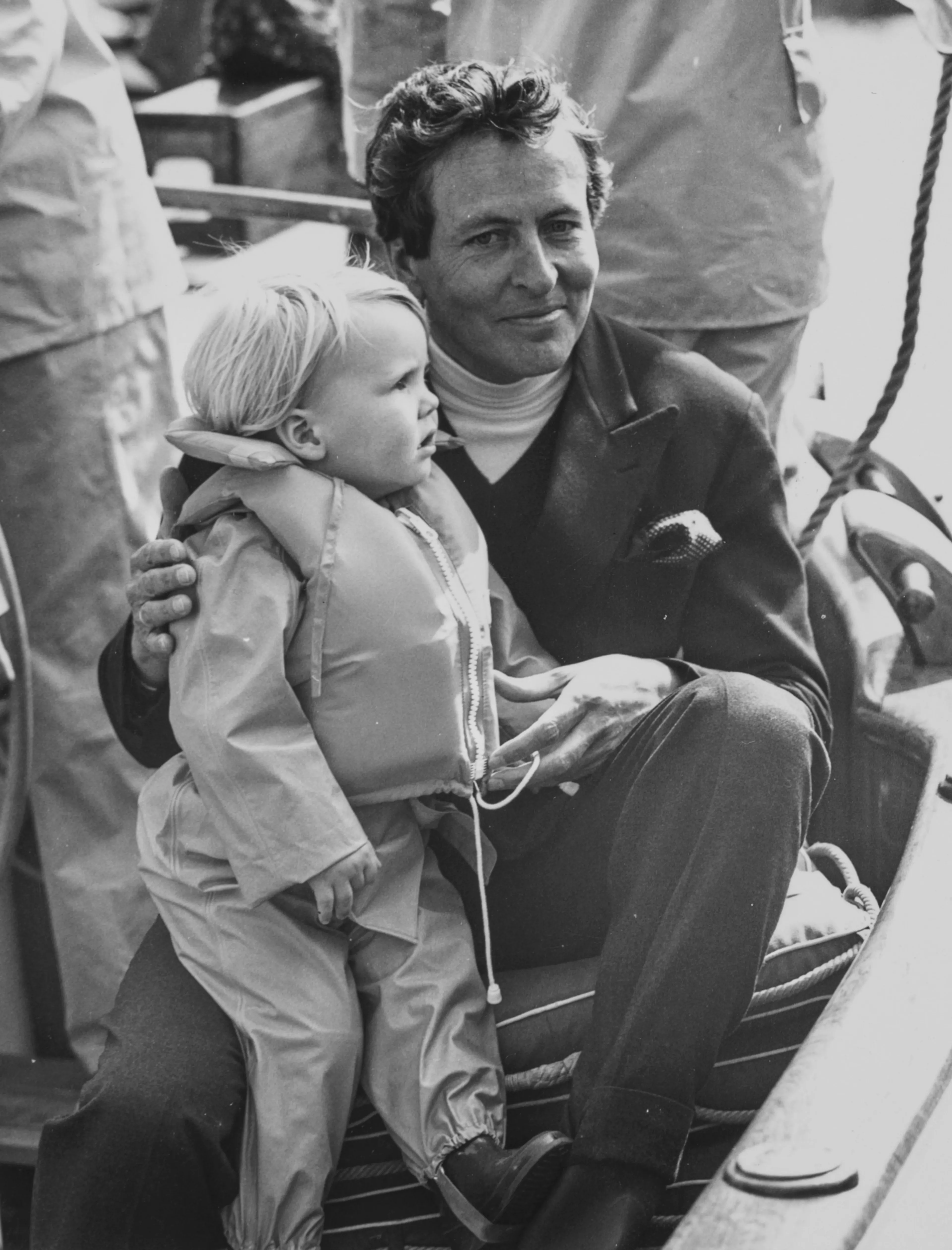 Prins Claus met prins Willem-Alexander in 1969.