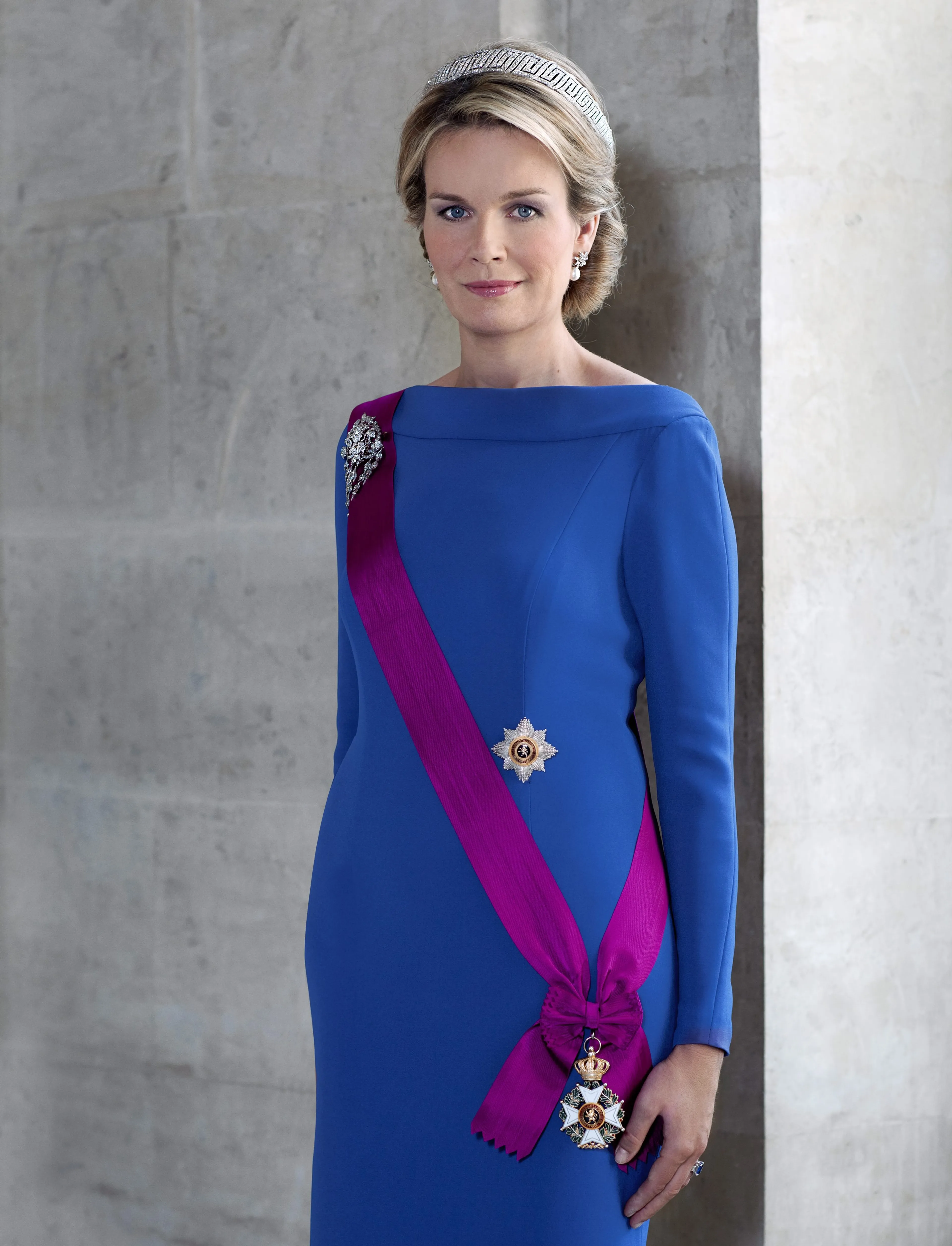 Koningin Mathilde draagt het onderstel van het Diadeem der 9-Provinciën.