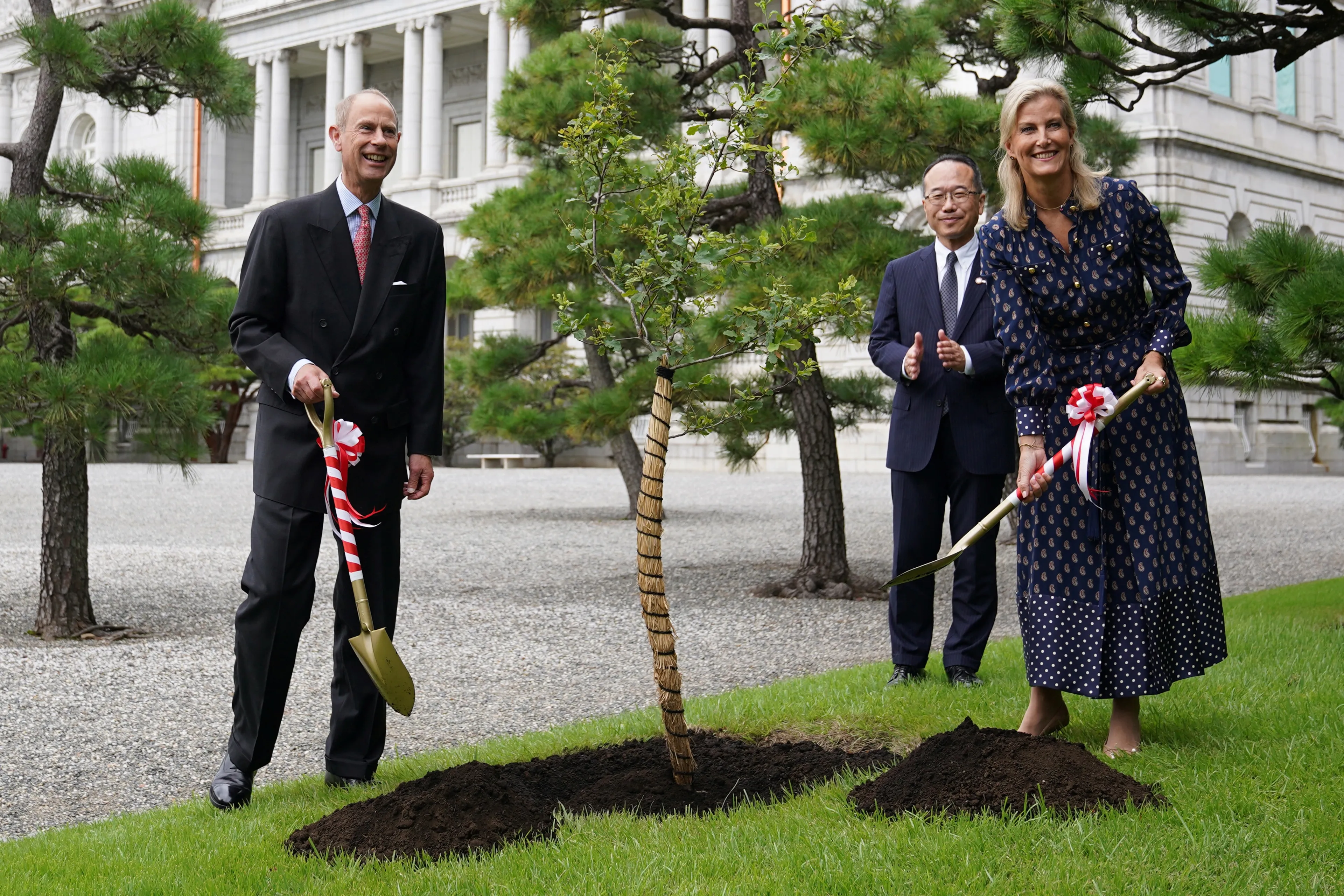 Edward en Sophie planten een eikenboom gegroeid uit een boom die wijlen koningin Elizabeth heeft geplant tijdens haar staatsbezoek (2025).