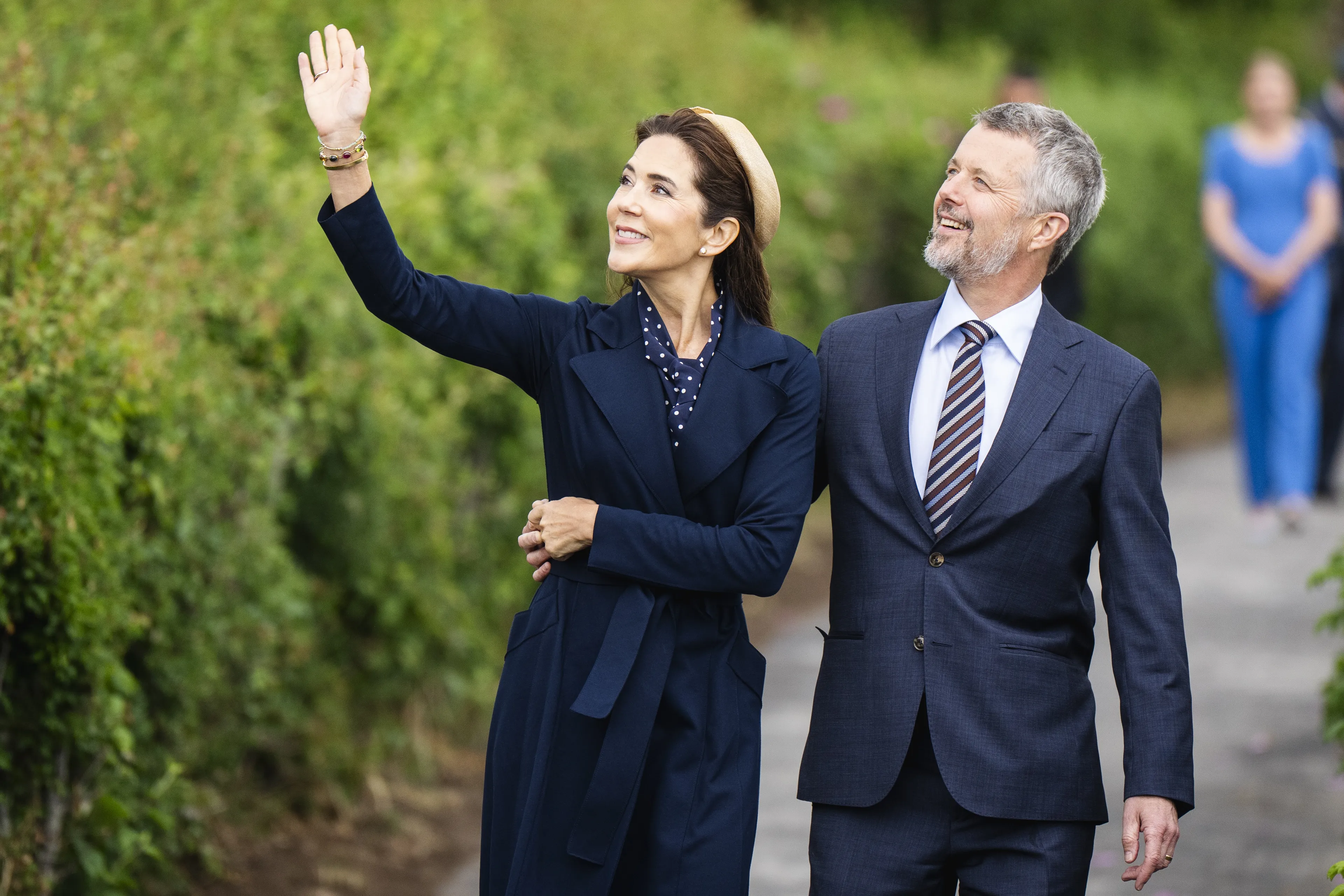 De donkerblauw jurk met stippen zit verstopt onder en donkere jas (juni 2026).