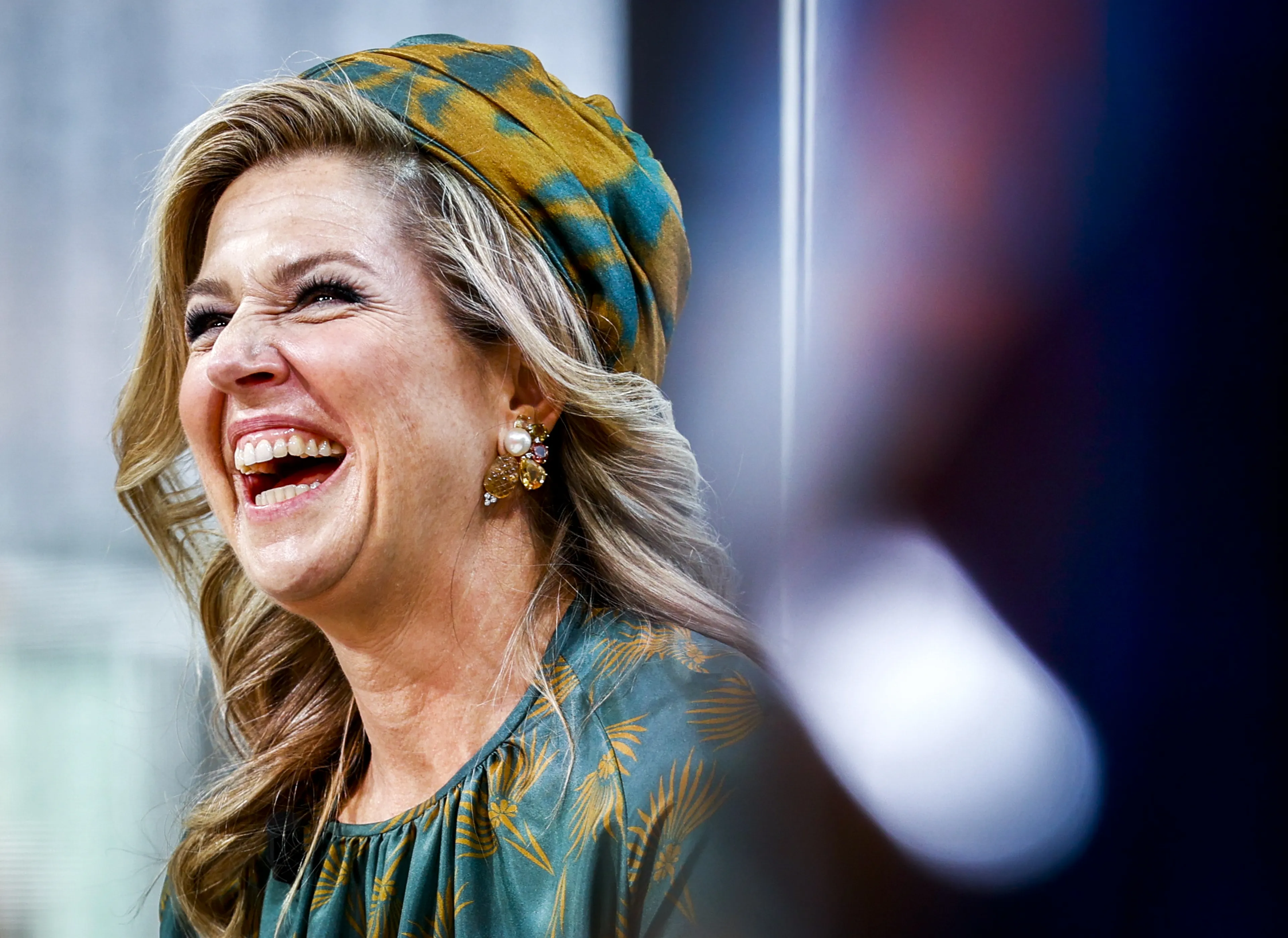 Koningin Máxima moet hard lachen tijdens Koningsdag (2021).