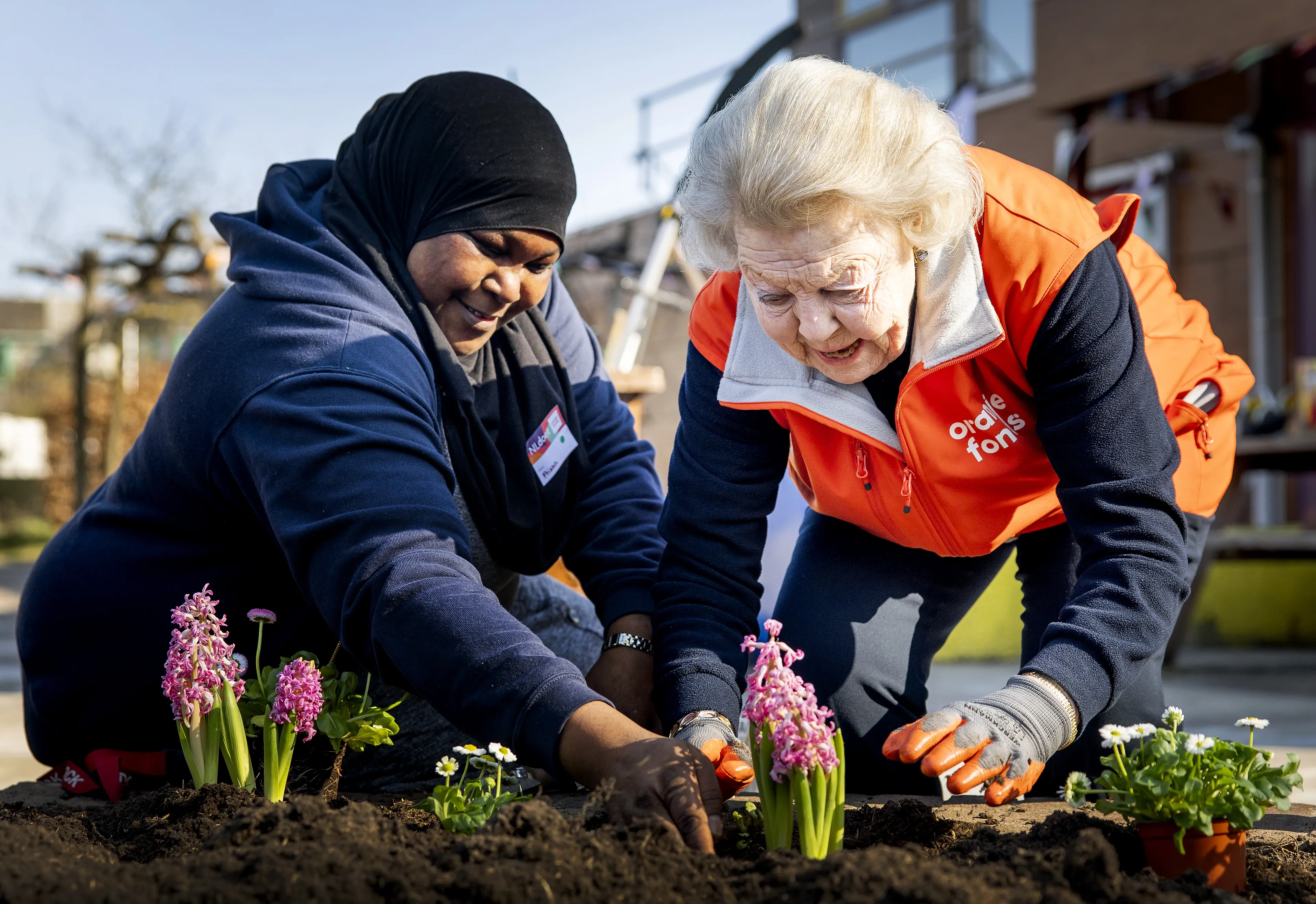 Prinses Beatrix in de tuin aan het werk.