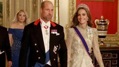 Catherine schittert in nieuwe couture jurk tijdens staatsbanket