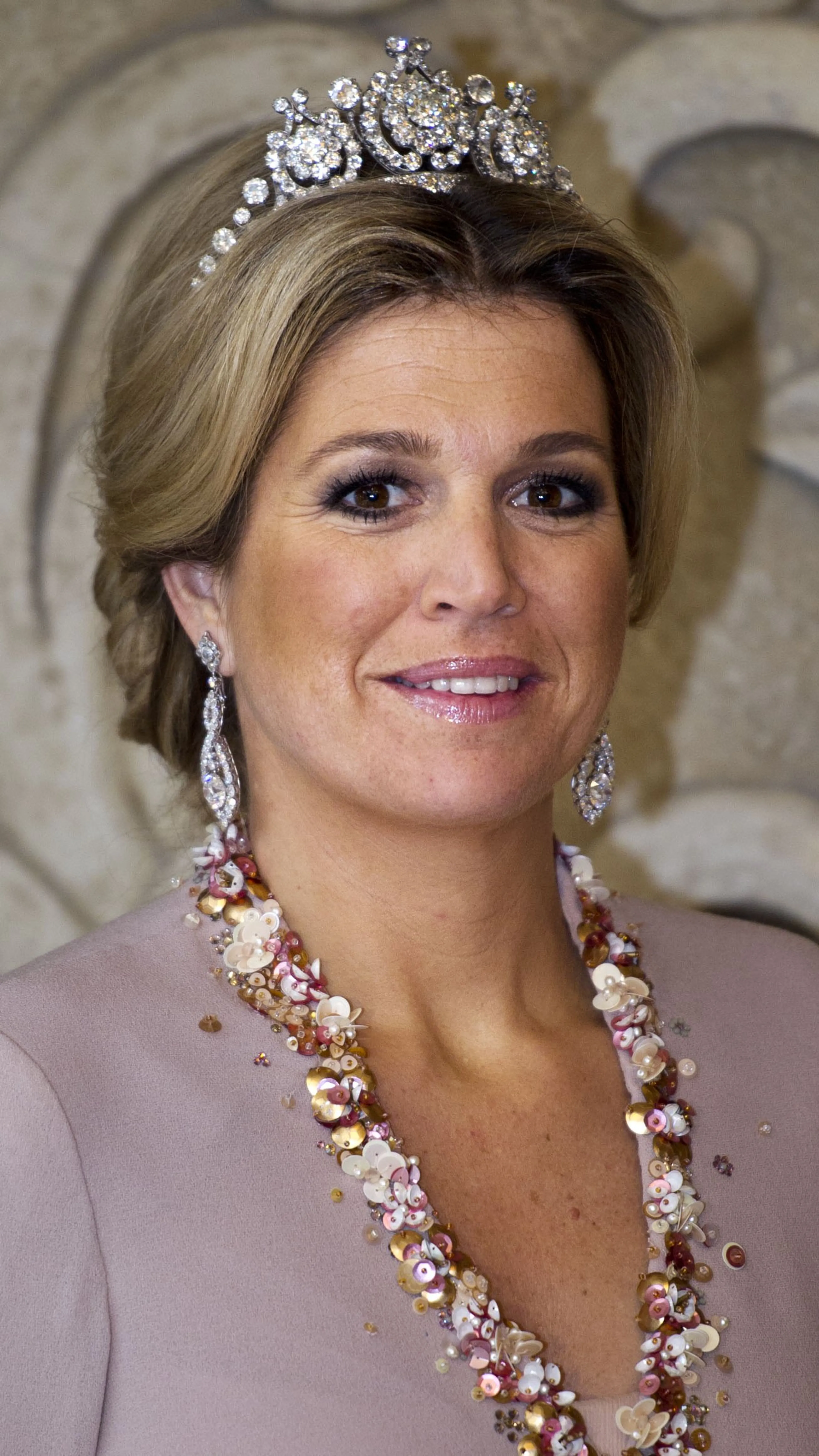 Prinses Máxima draagt het harpdiadeem maar weinig.