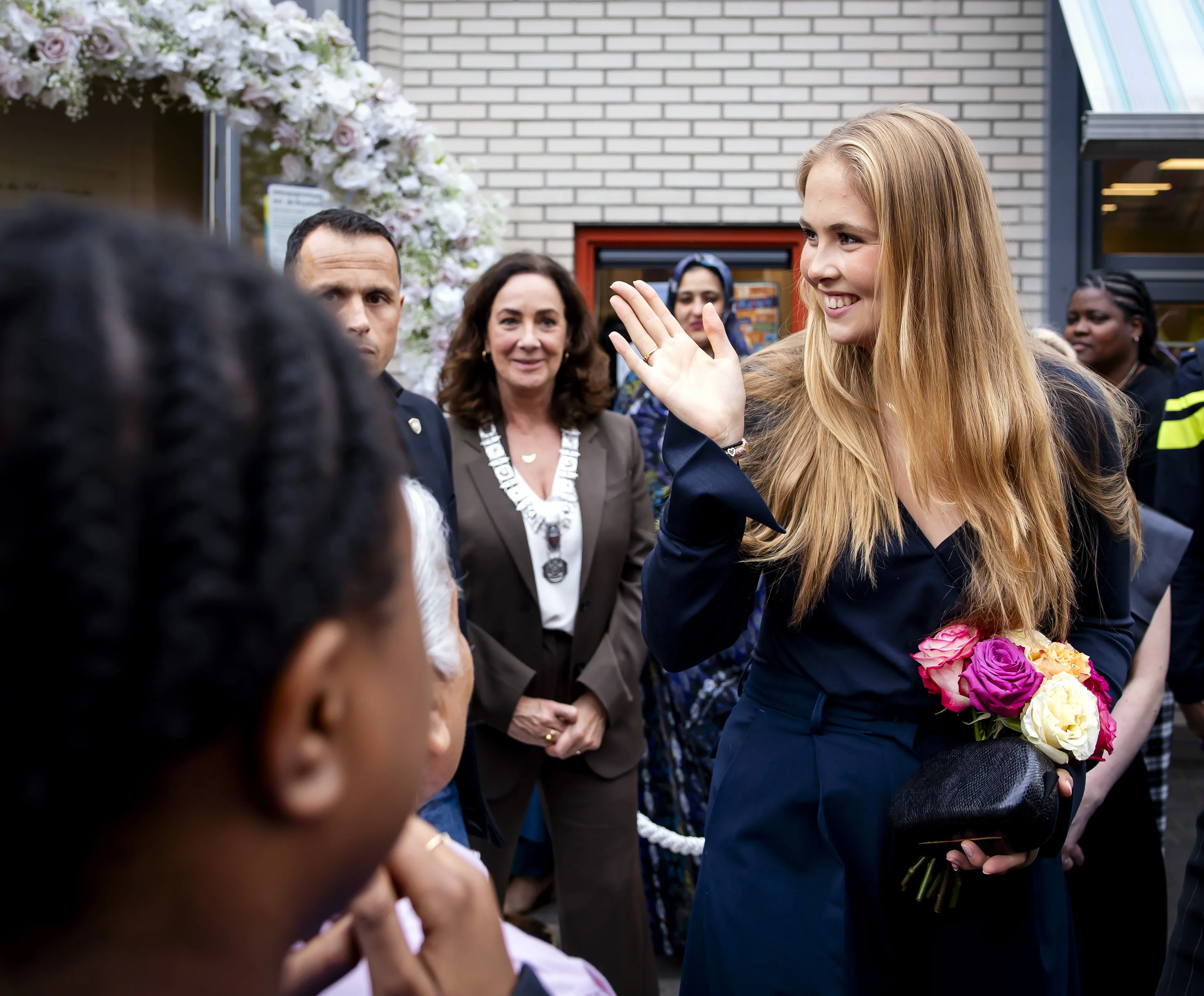 Prinses Amalia knoopt met velen een gesprekje aan.