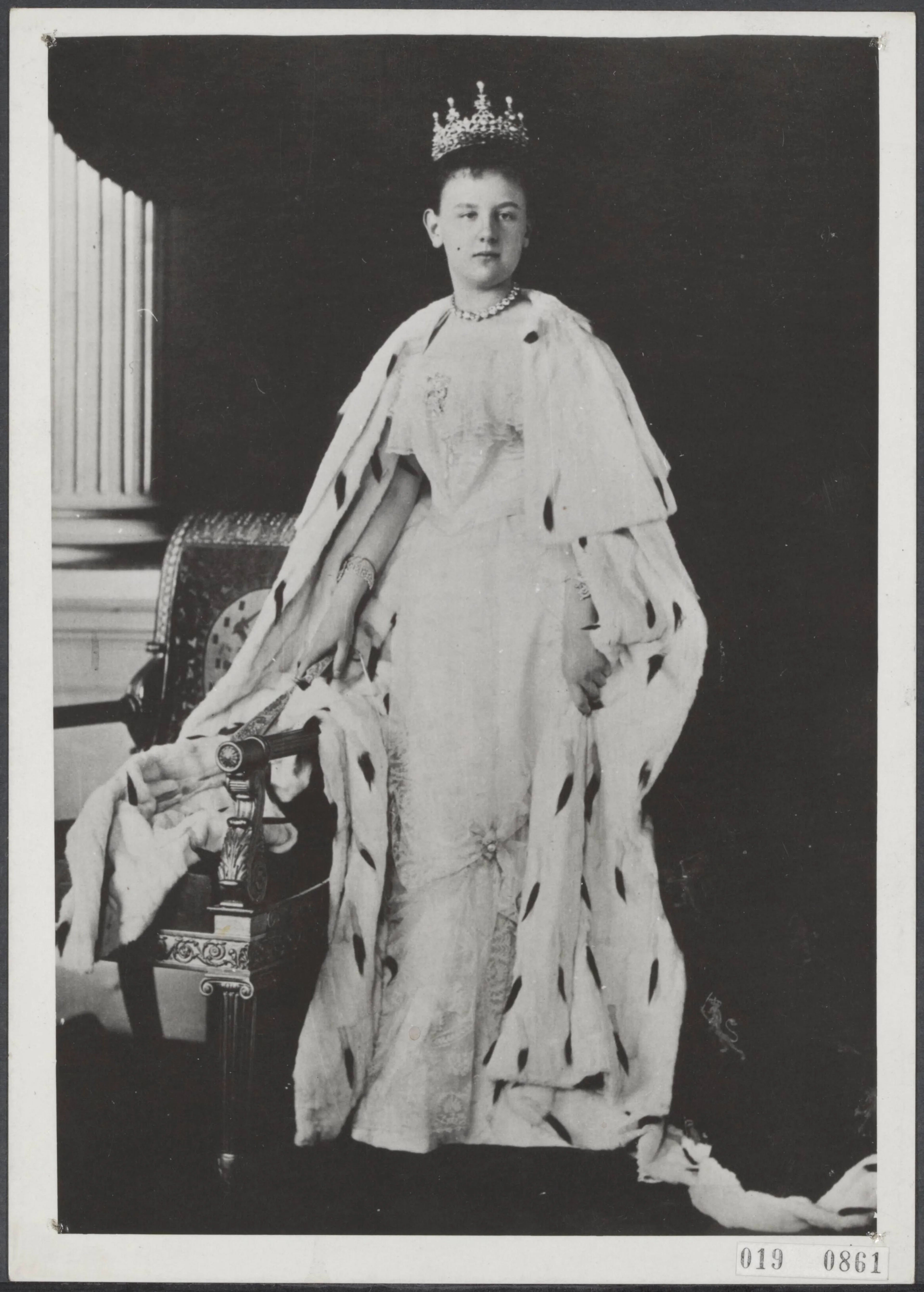 Wilhelmina draagt het Württemberg-diadeem voor het eerst op haar inhuldigingsportret in 1898.