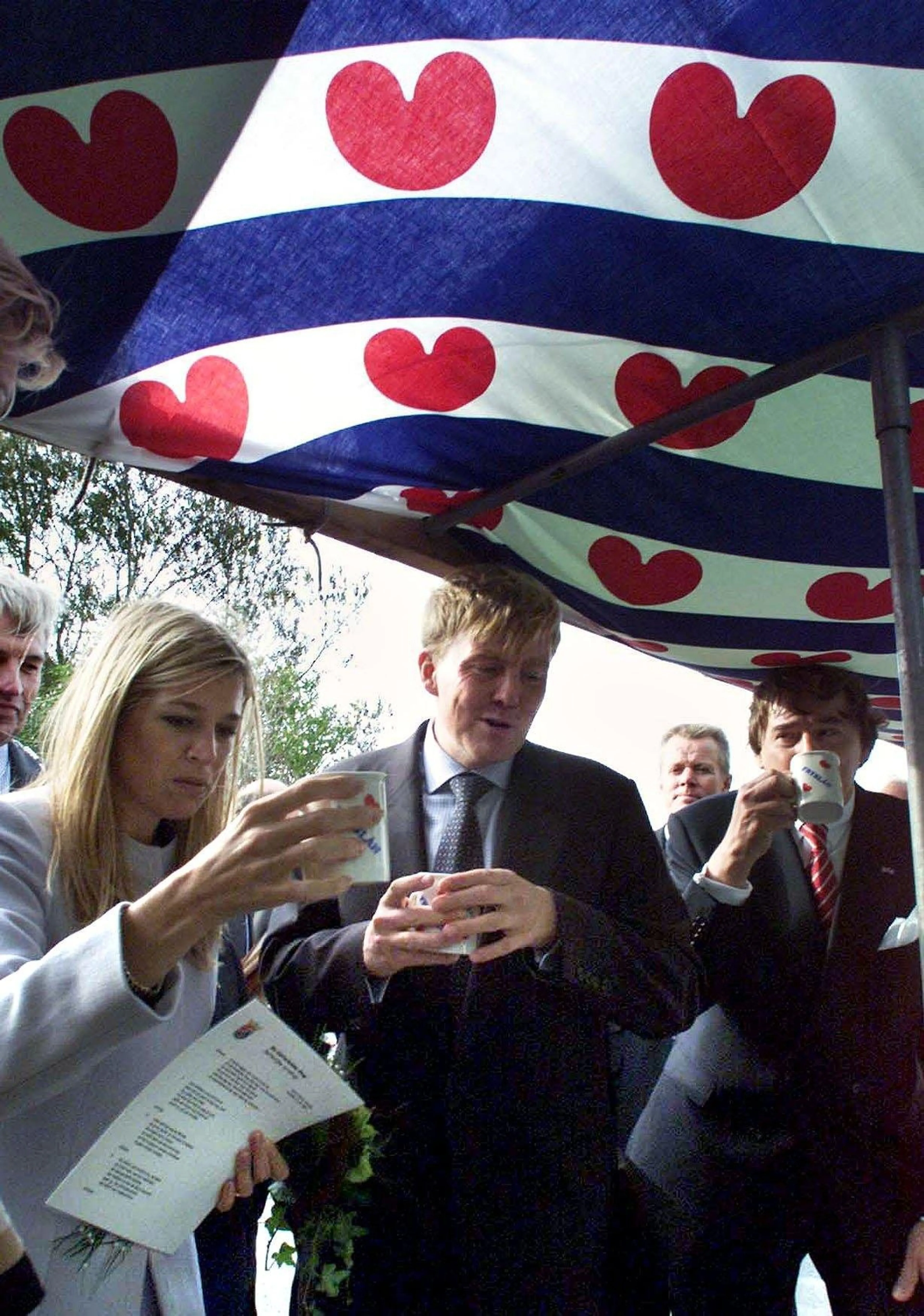 Het paar krijgt een kopje snert aangeboden.