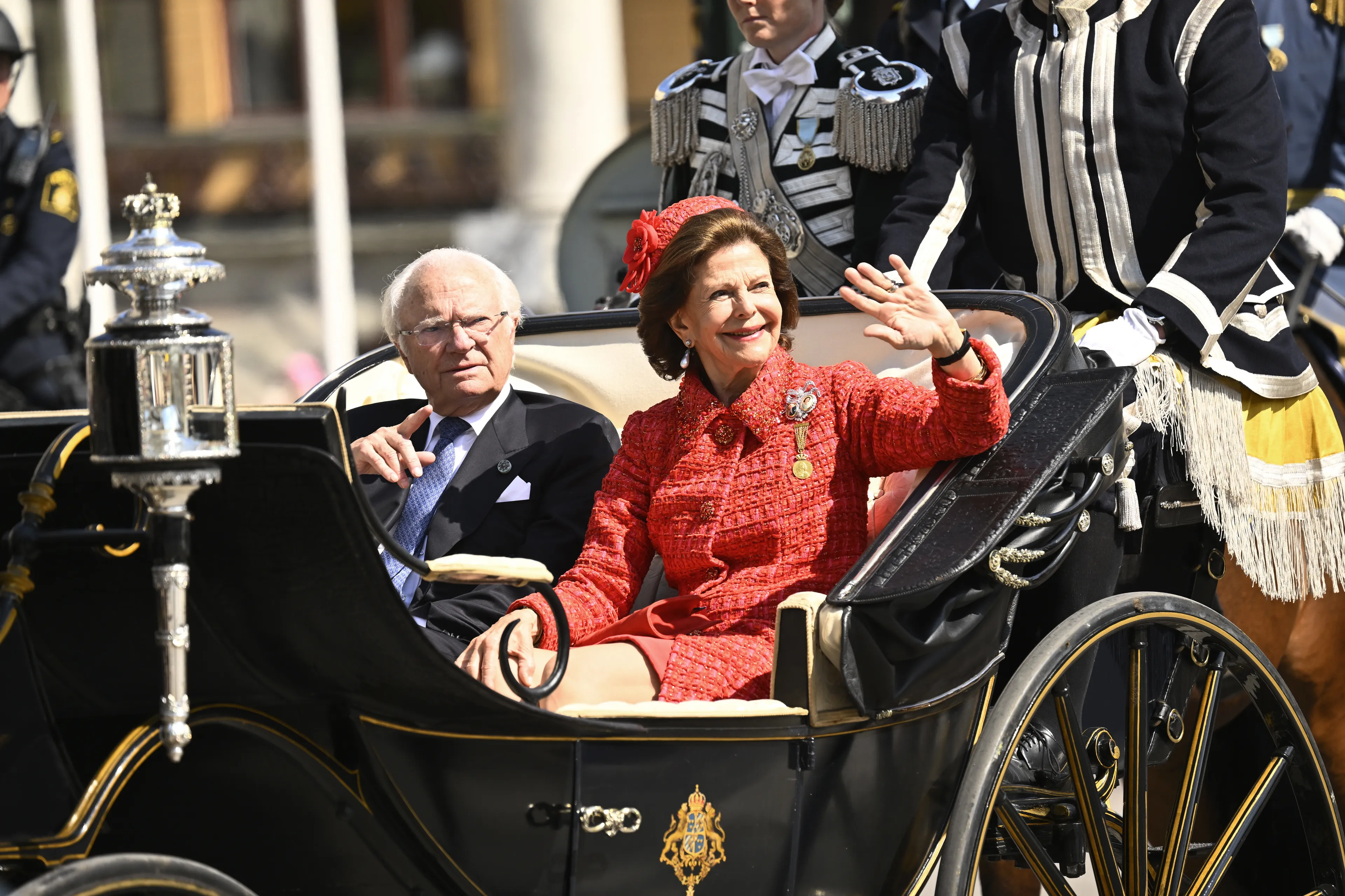 De koning en koningin tijdens de rijtour.