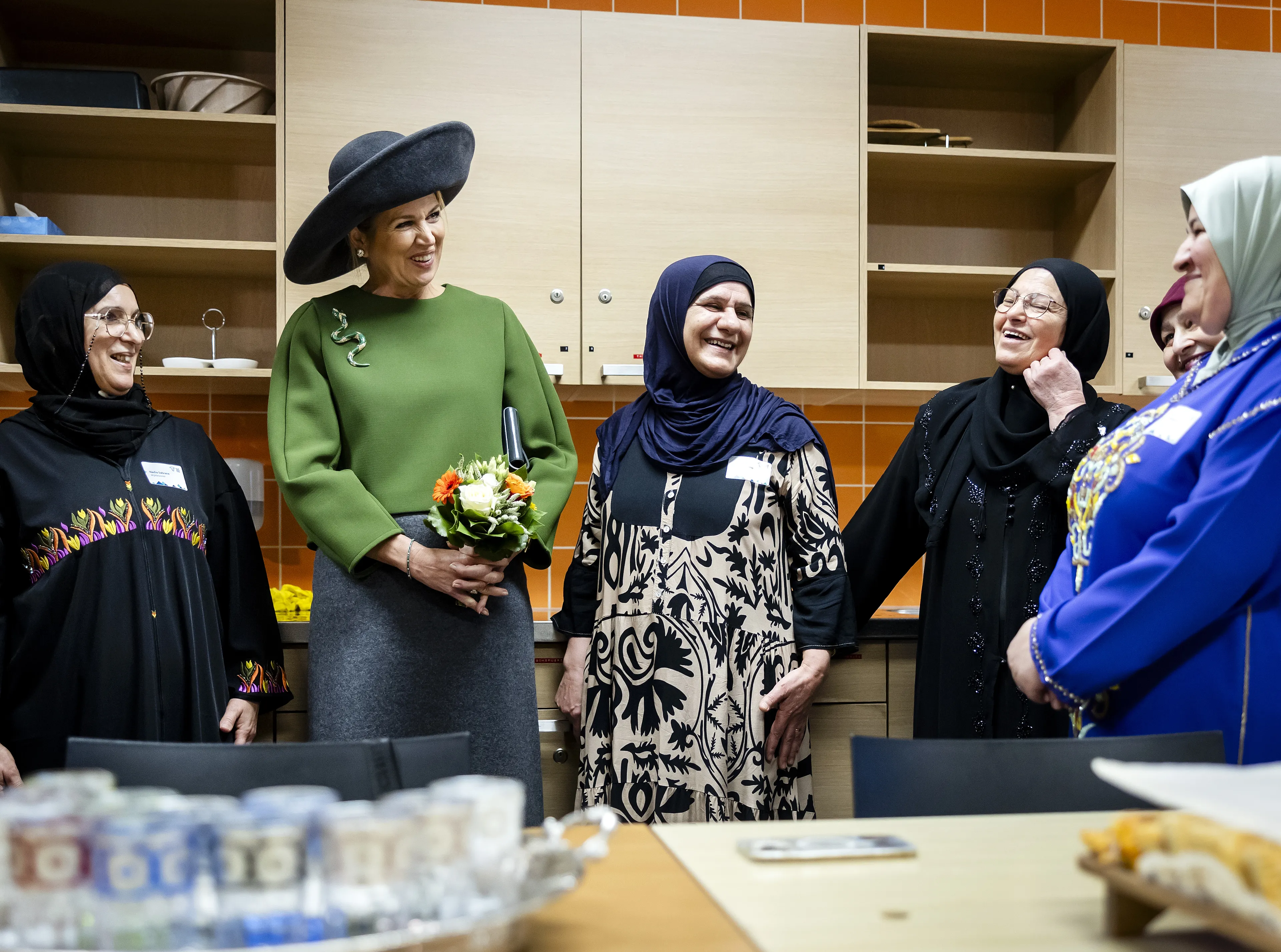 Koningin Máxima brengt een bezoek aan de keuken in woon- en zorgcentrum Triton.