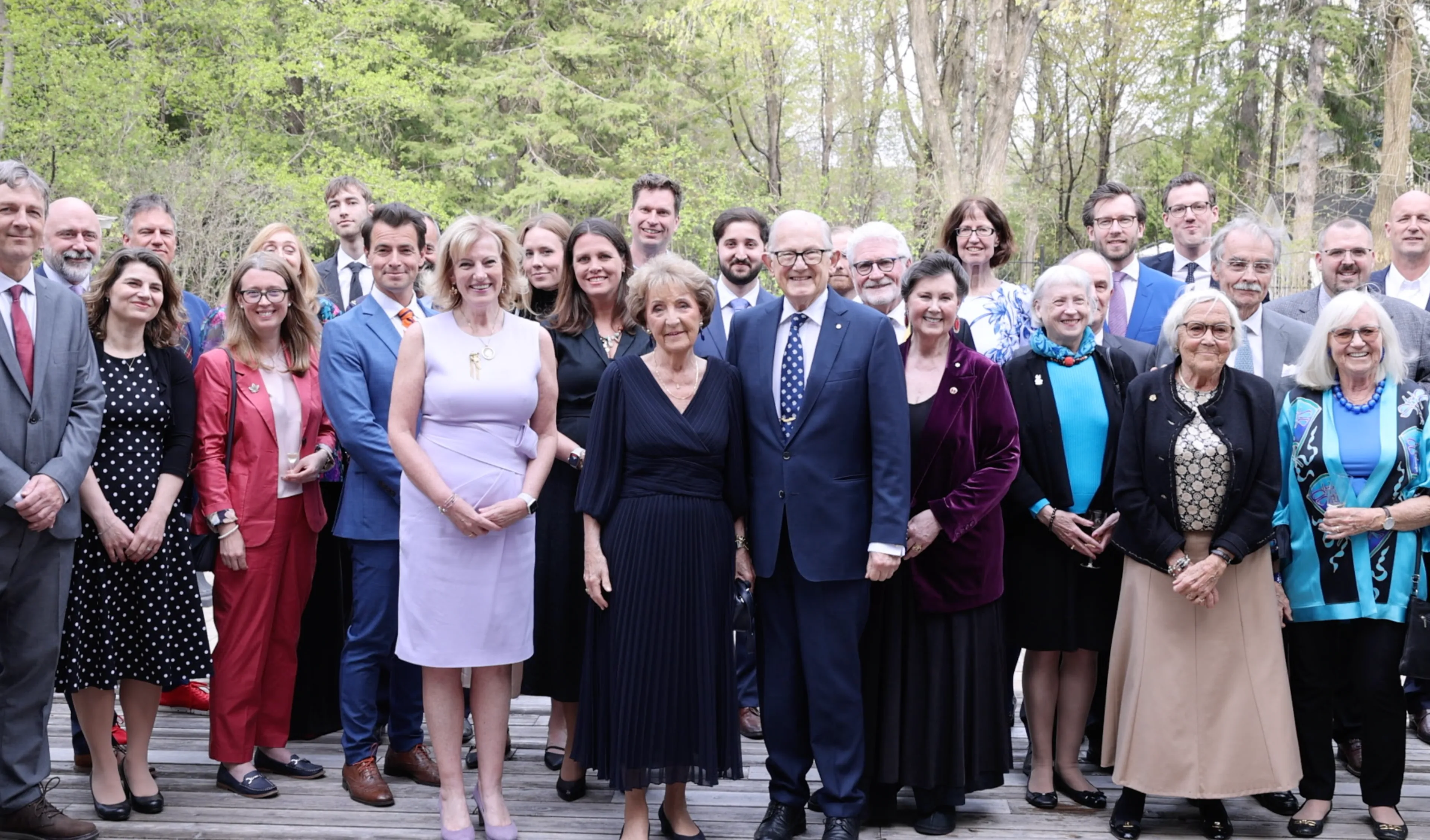 Een groepsfoto met alle genodigden.