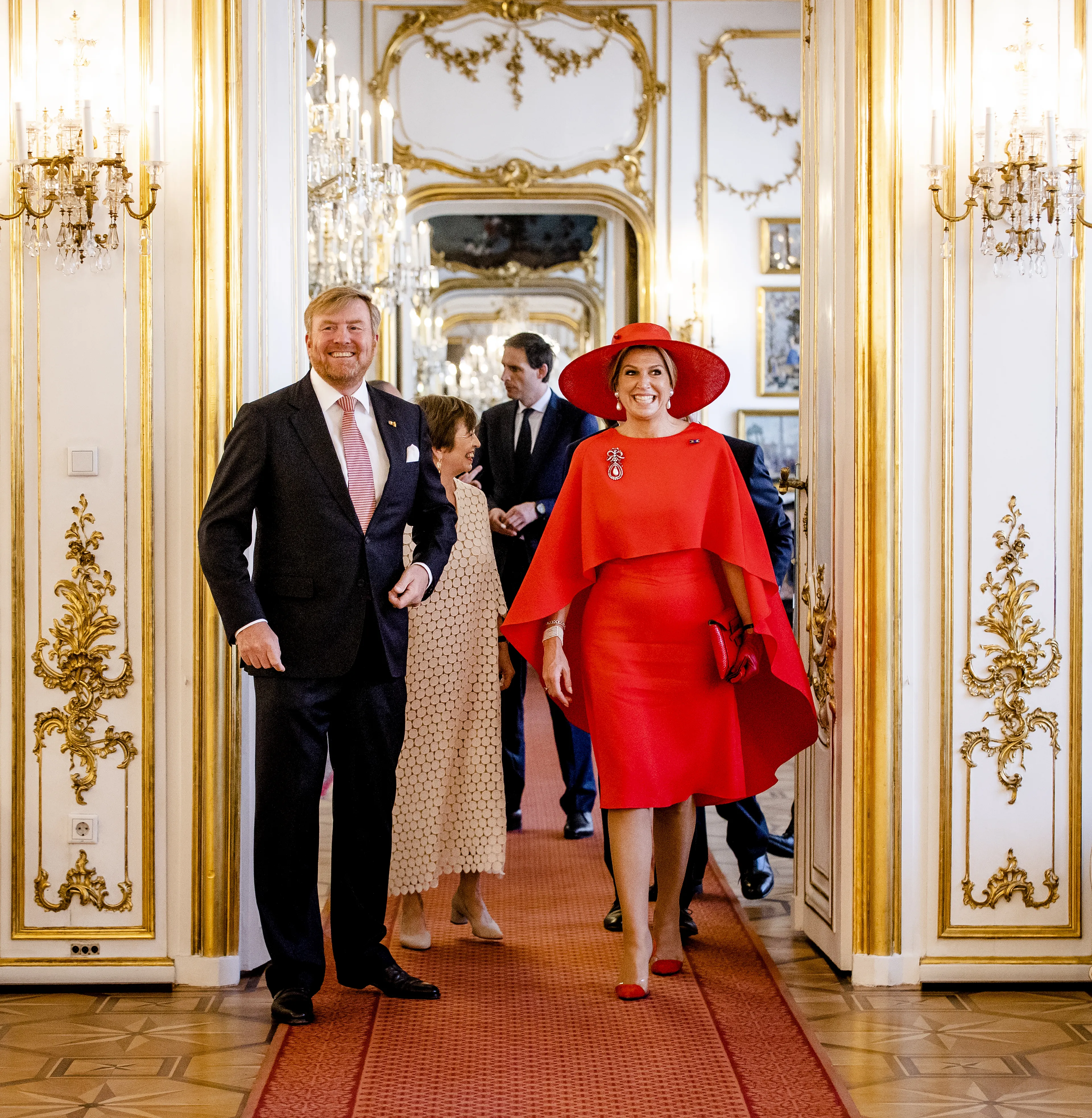 Máxima in de felrode jurk met cape.