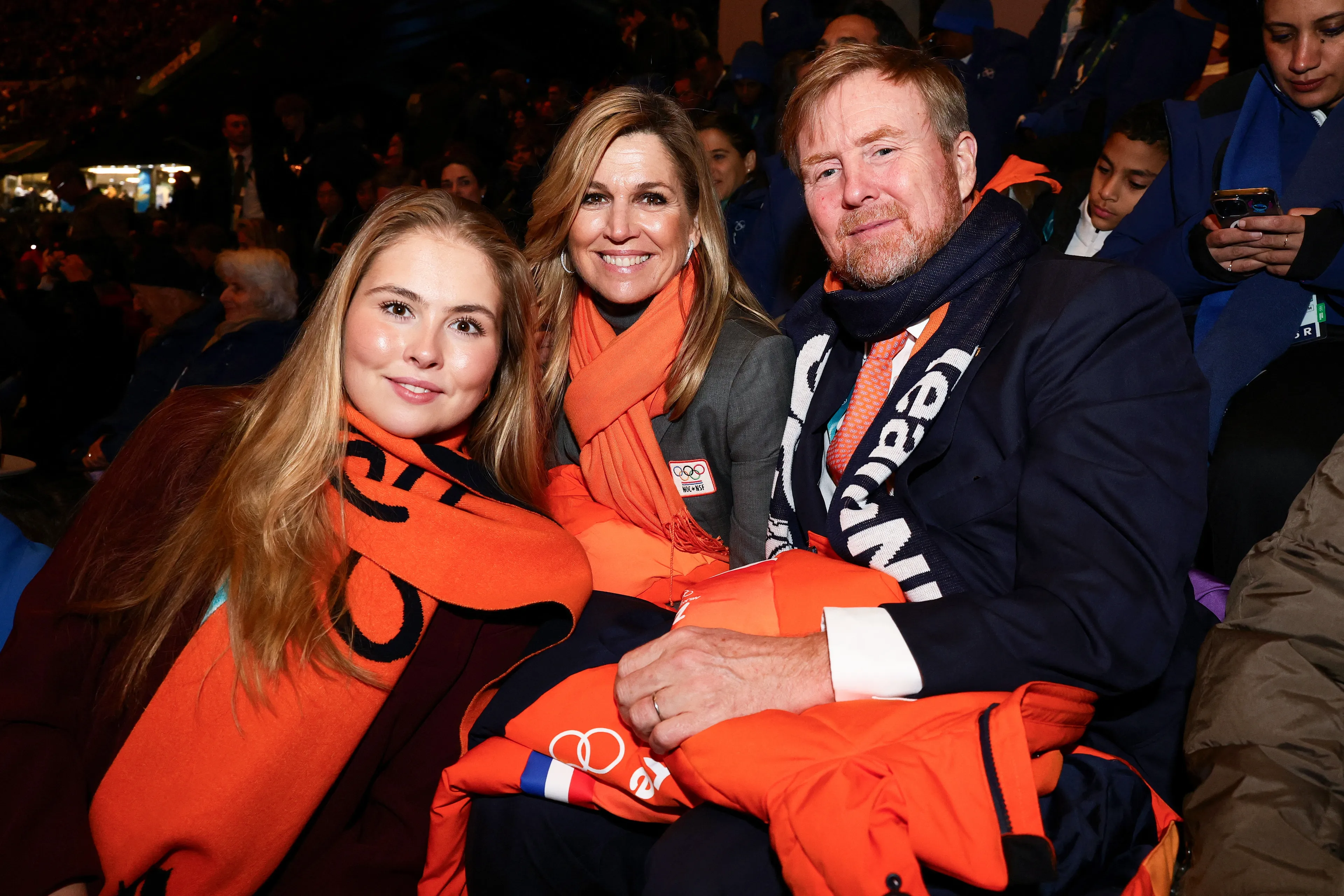 Koning Willem-Alexander, koningin Máxima en prinses Amalia bij de openingsceremonie van de Olympische Winterspelen 2026.
