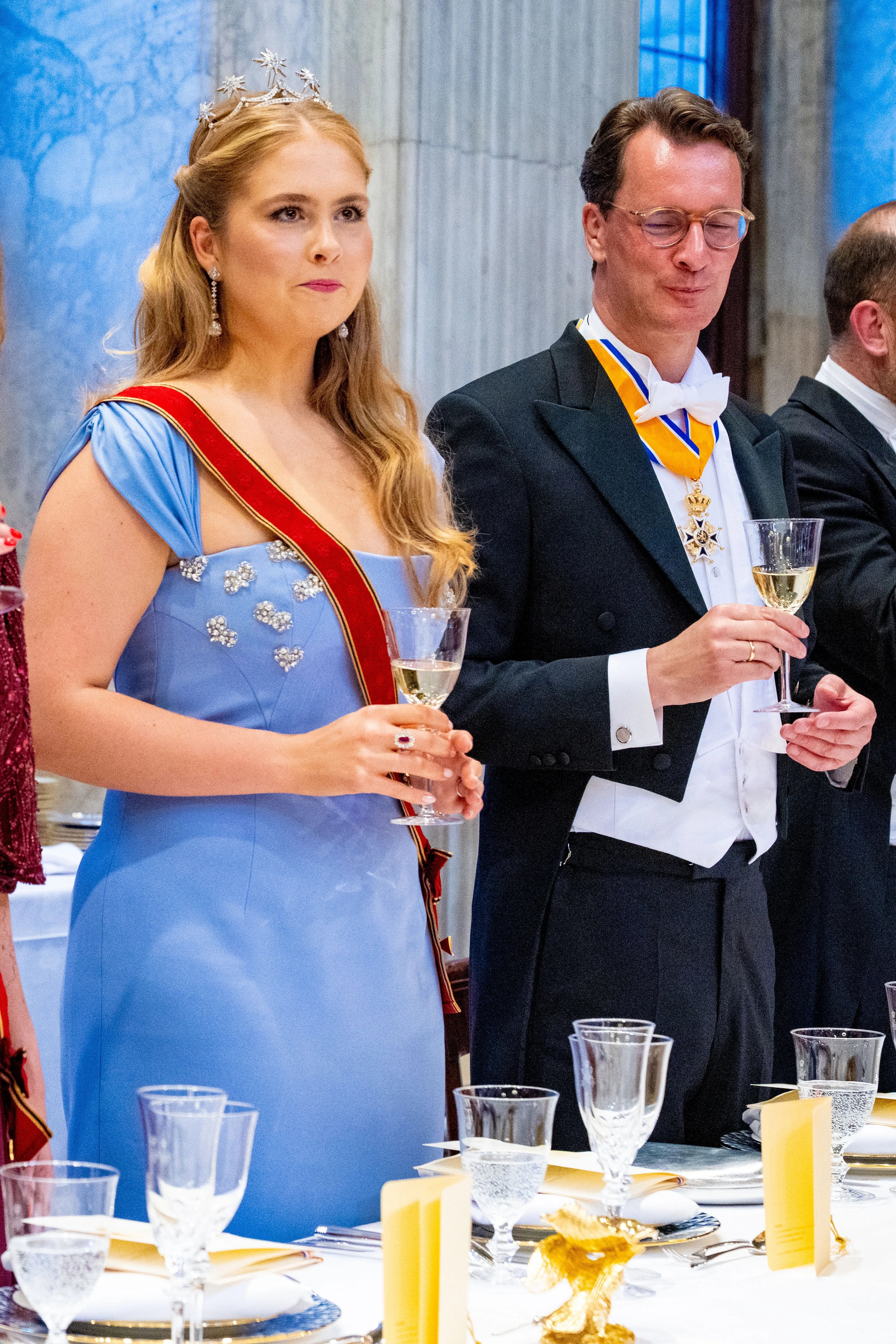 Op de japon van prinses Amalia zijn glinsterende applicaties aangebracht.