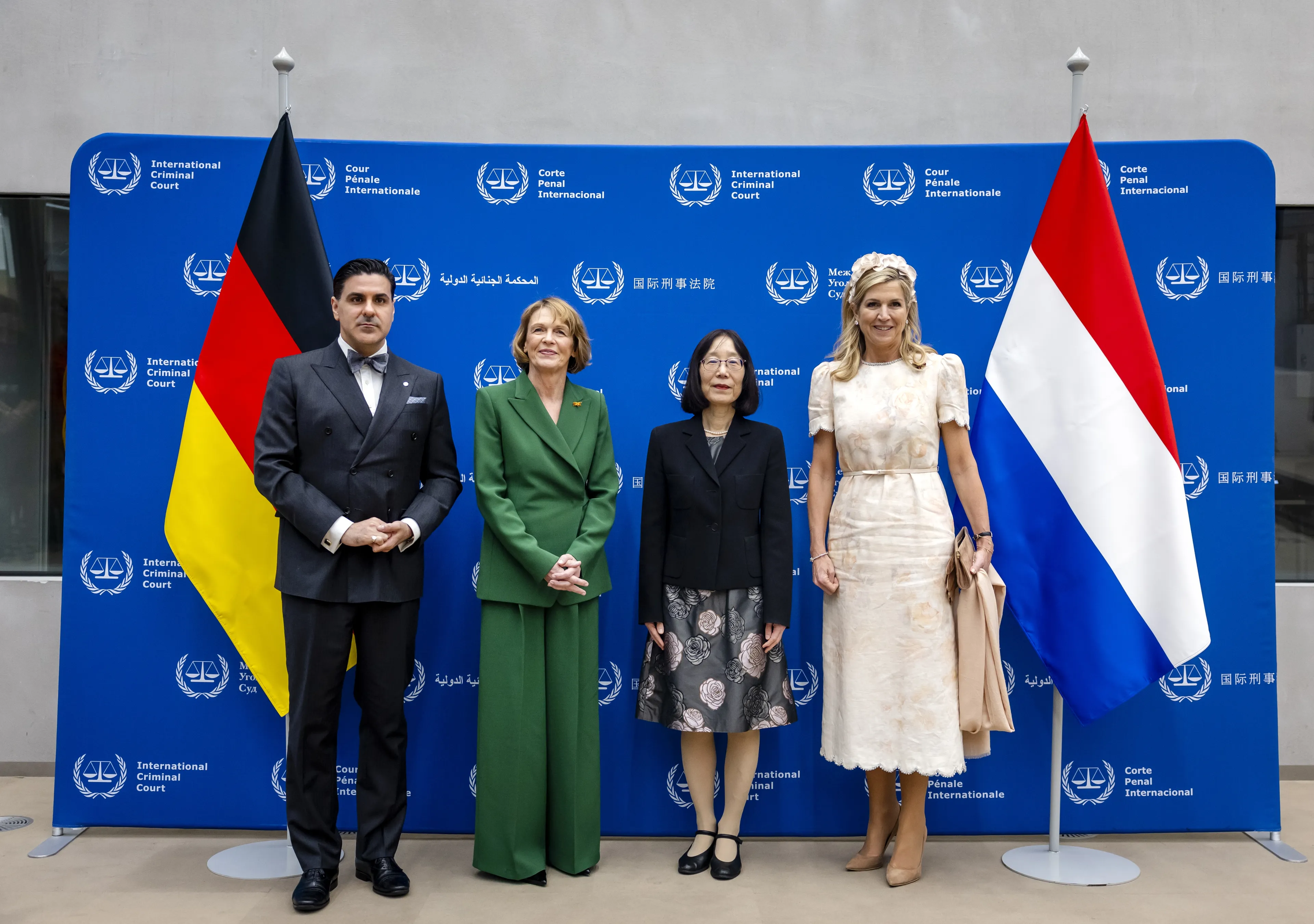 Máxima en Elke ontmoeten de president en griffier van het Strafhof.