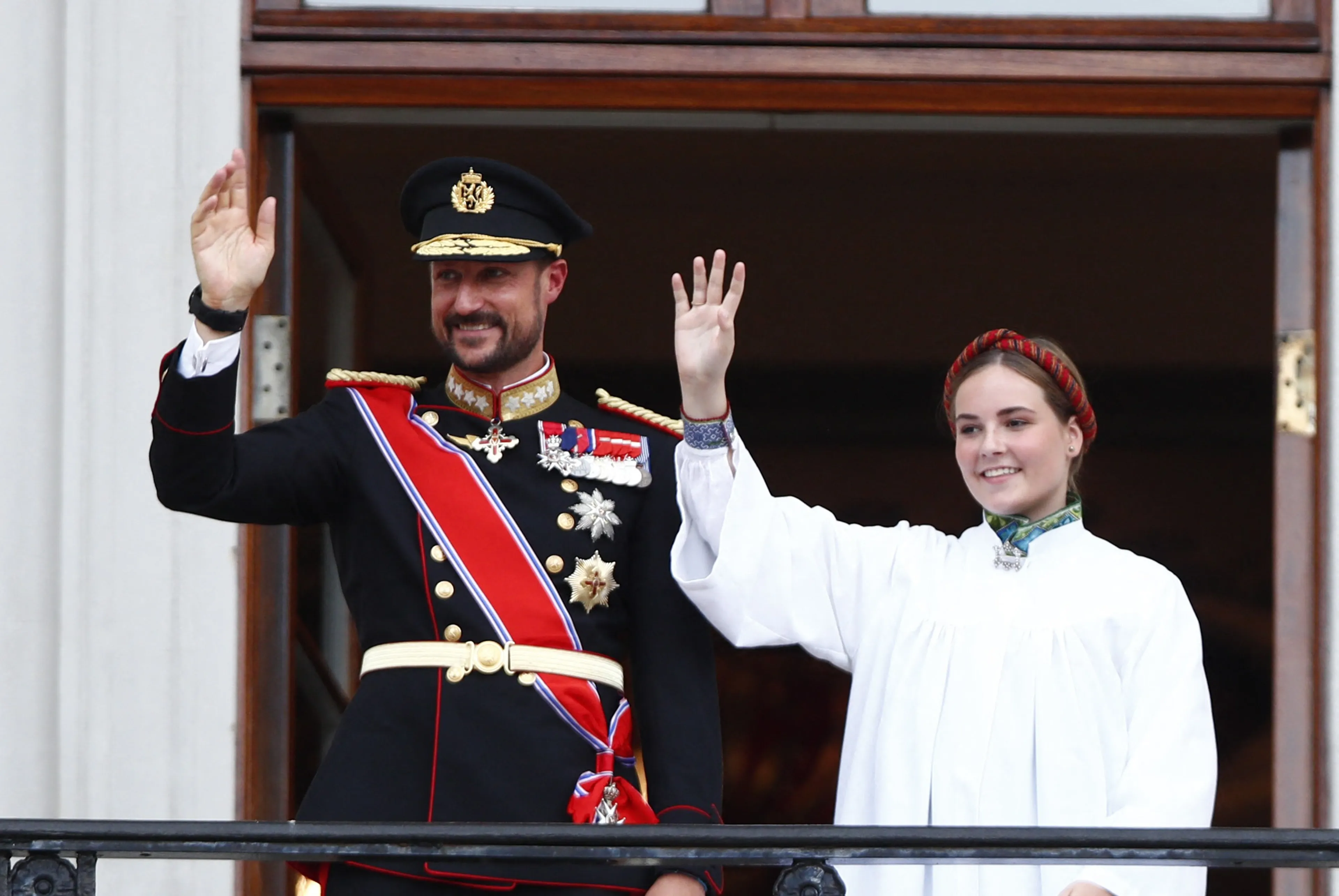 Kroonprins Haakon poseert met prinses Ingrid Alexandra.