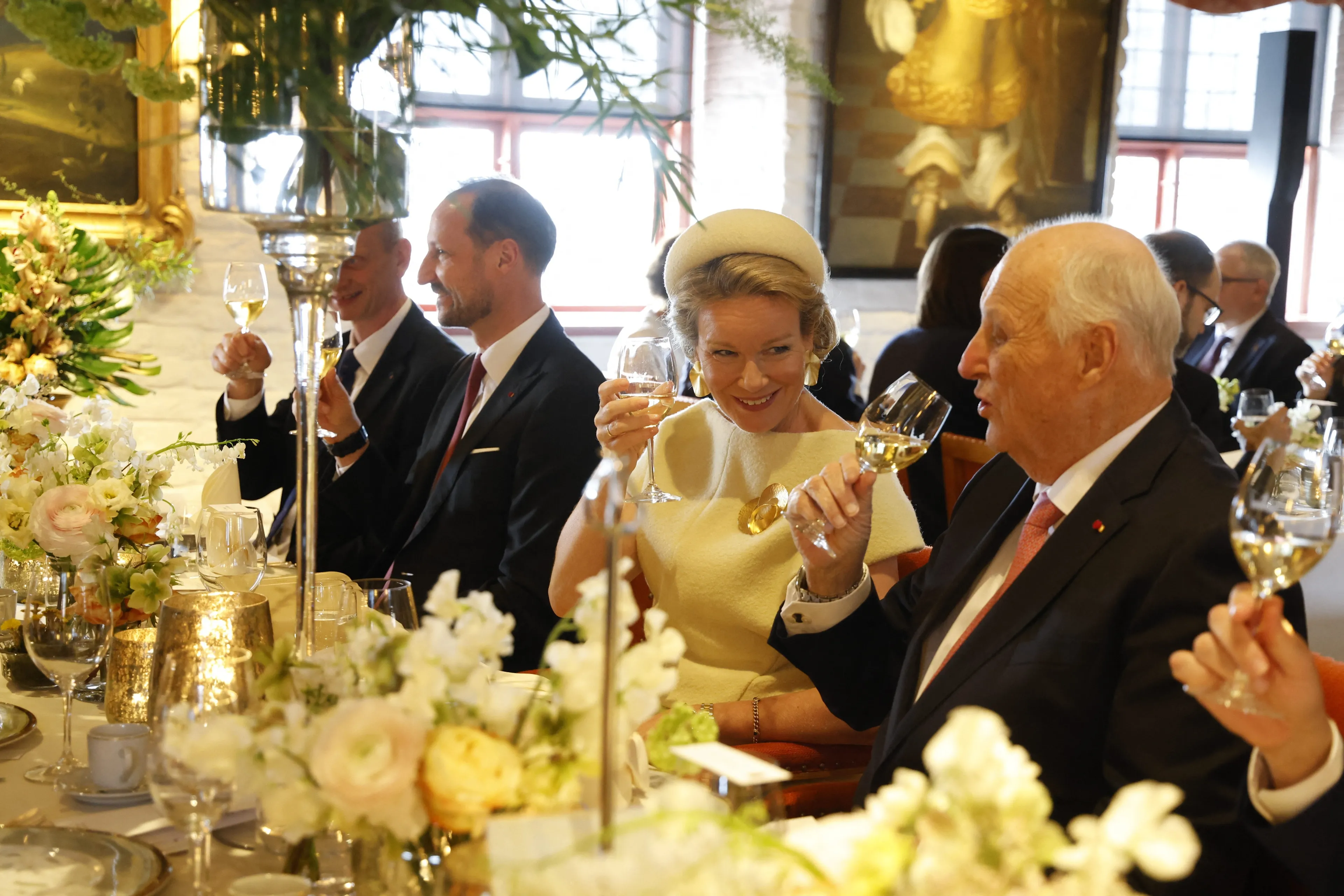 Koning Harald en koningin Mathilde tijdens de regeringslunch.