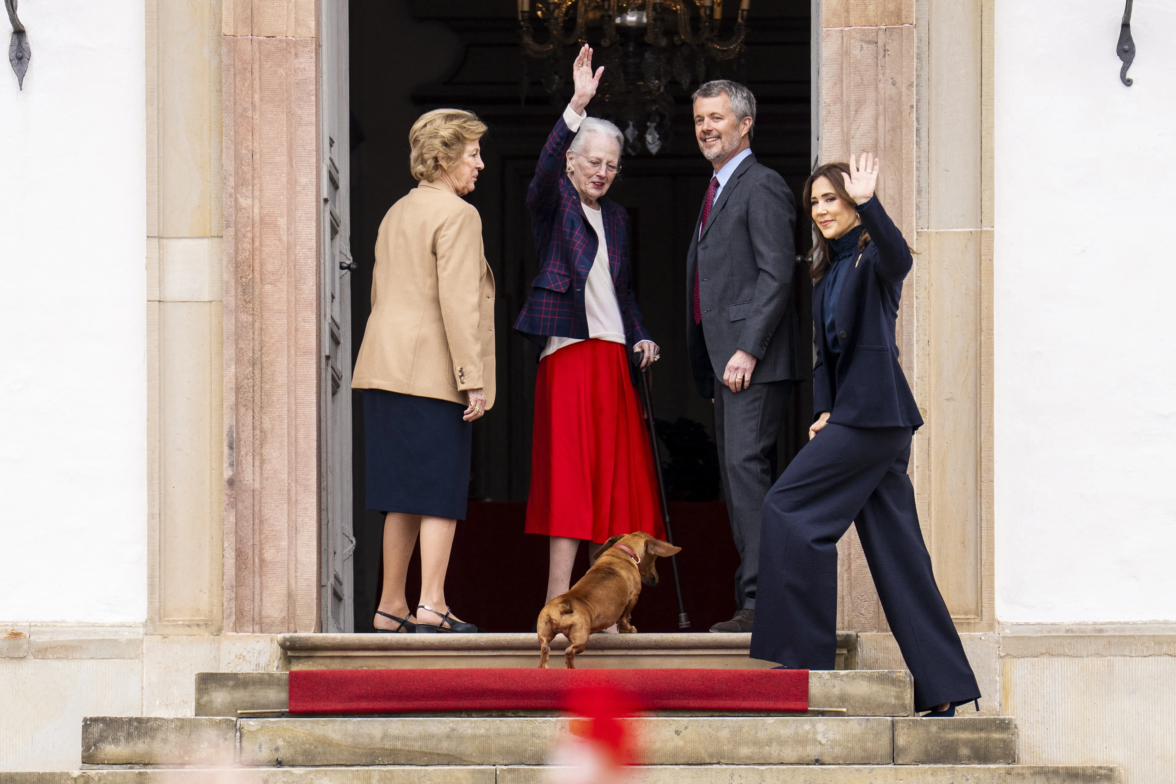 Het was de eerste keer dat koningin Mary zich liet zien na het overlijden van haar vader.