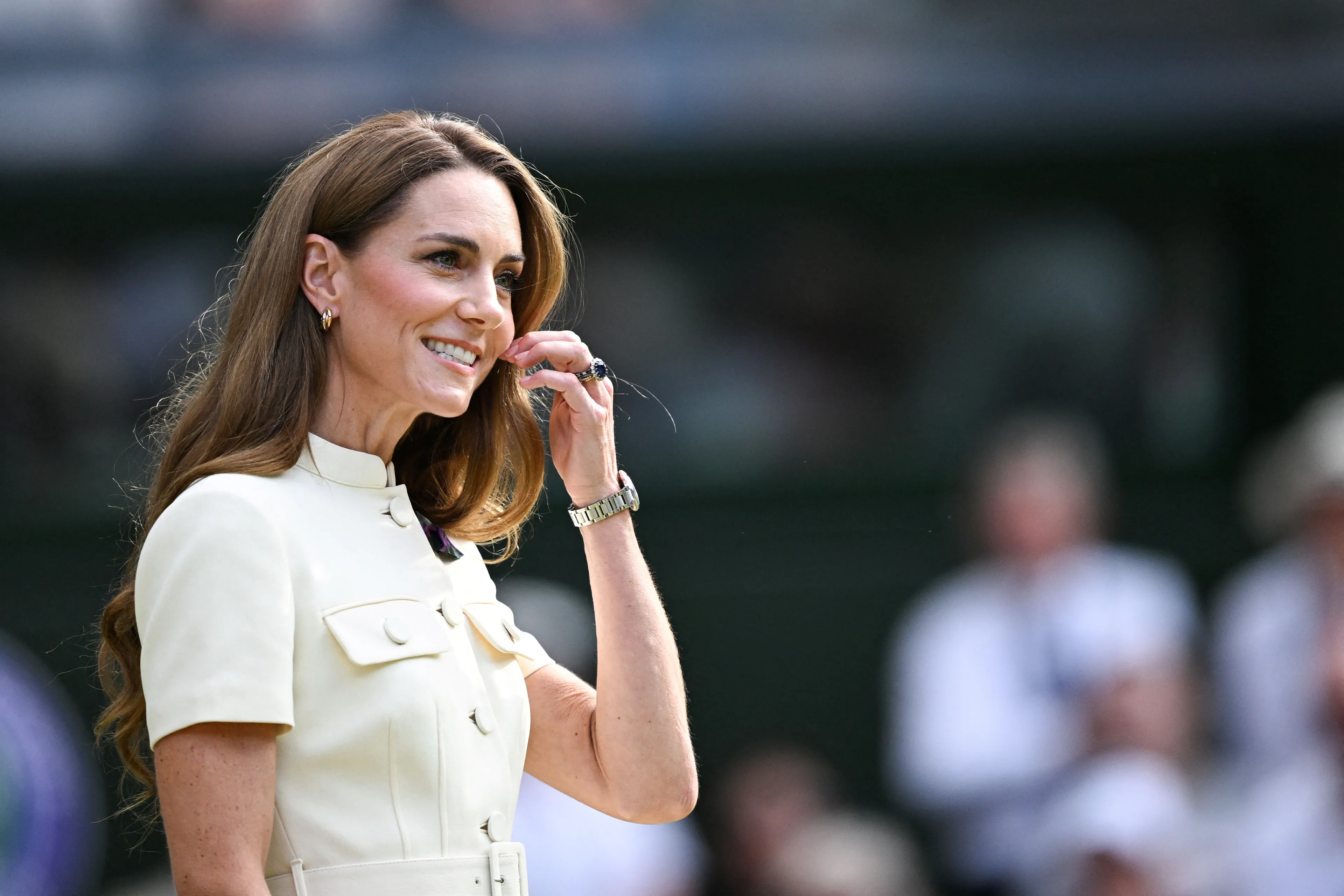 Catherine had een korte blazer met knopen aan.