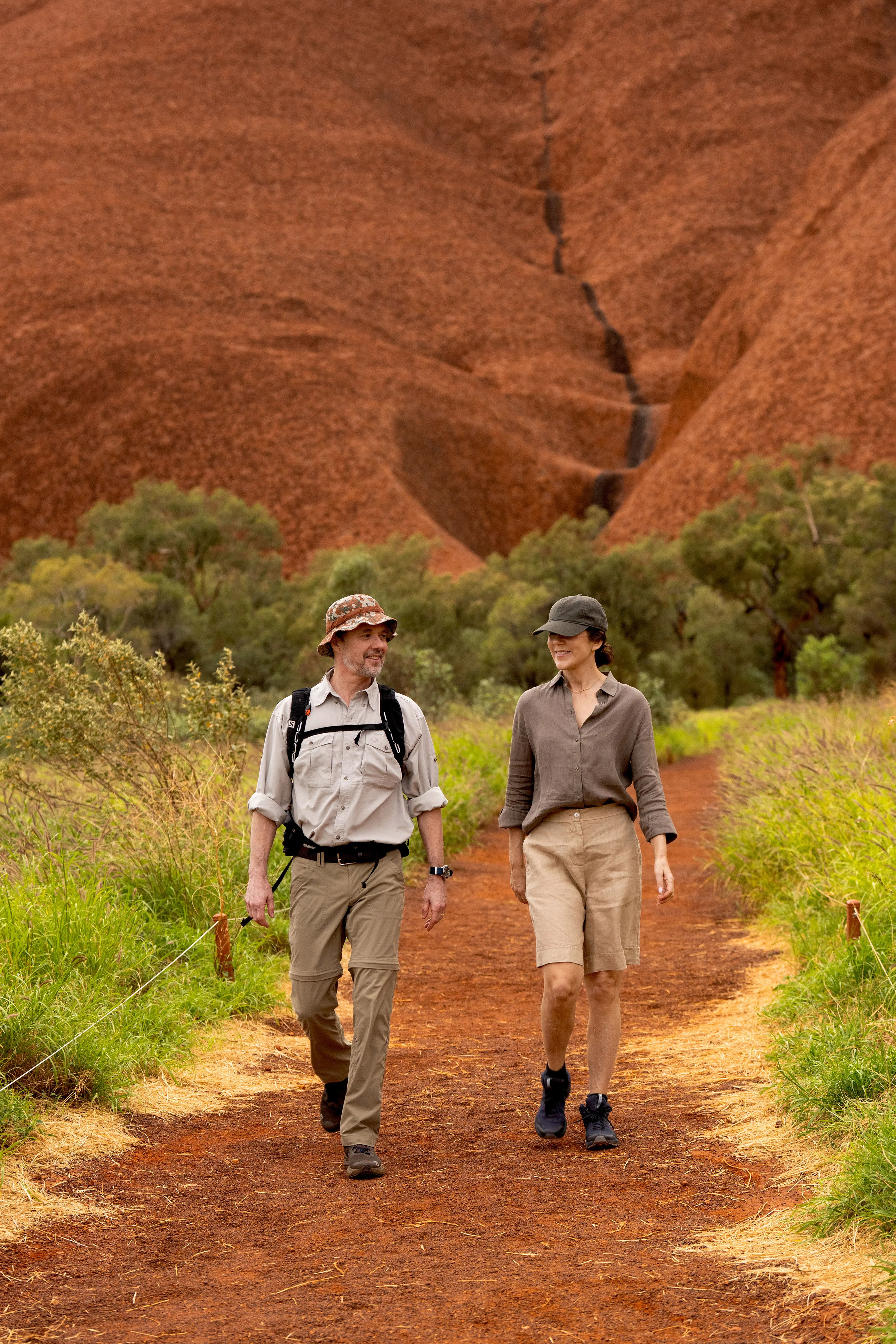 Frederik en Mary wandelen door het het gebied van Uluru.