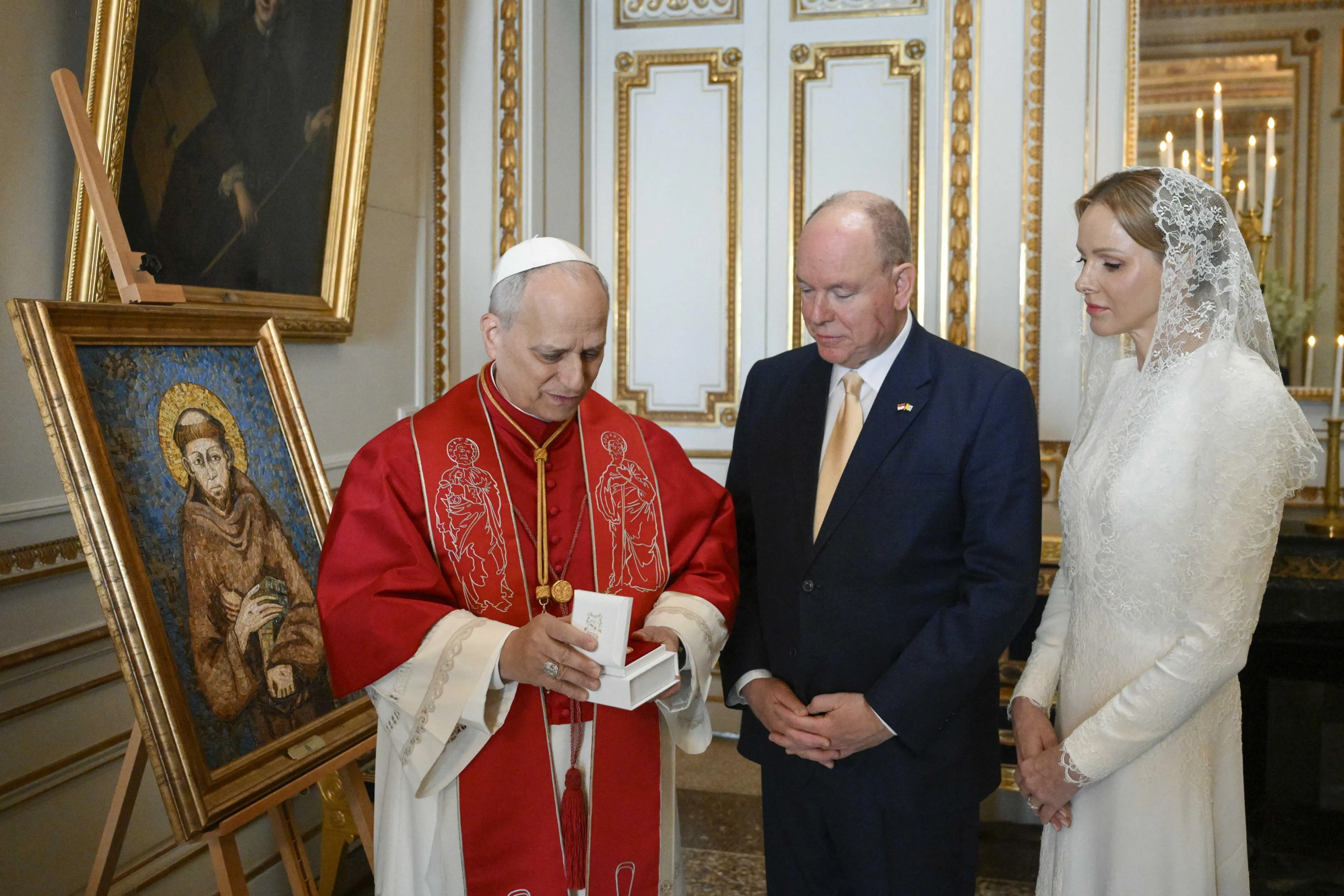 Prins Albert leidt paus Leo XIV rond in het paleis.