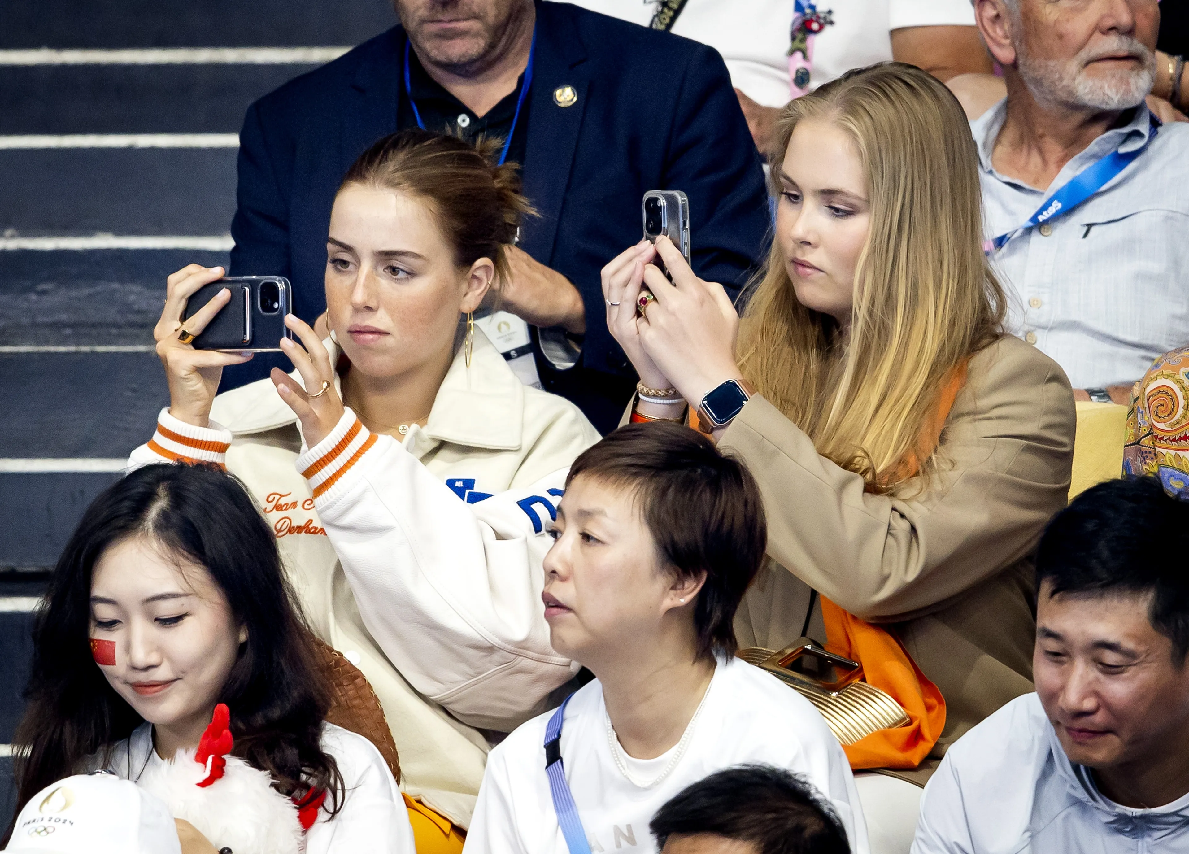 Tijdens de Olympische Spelen draagt Alexia een baseball jack (2024).