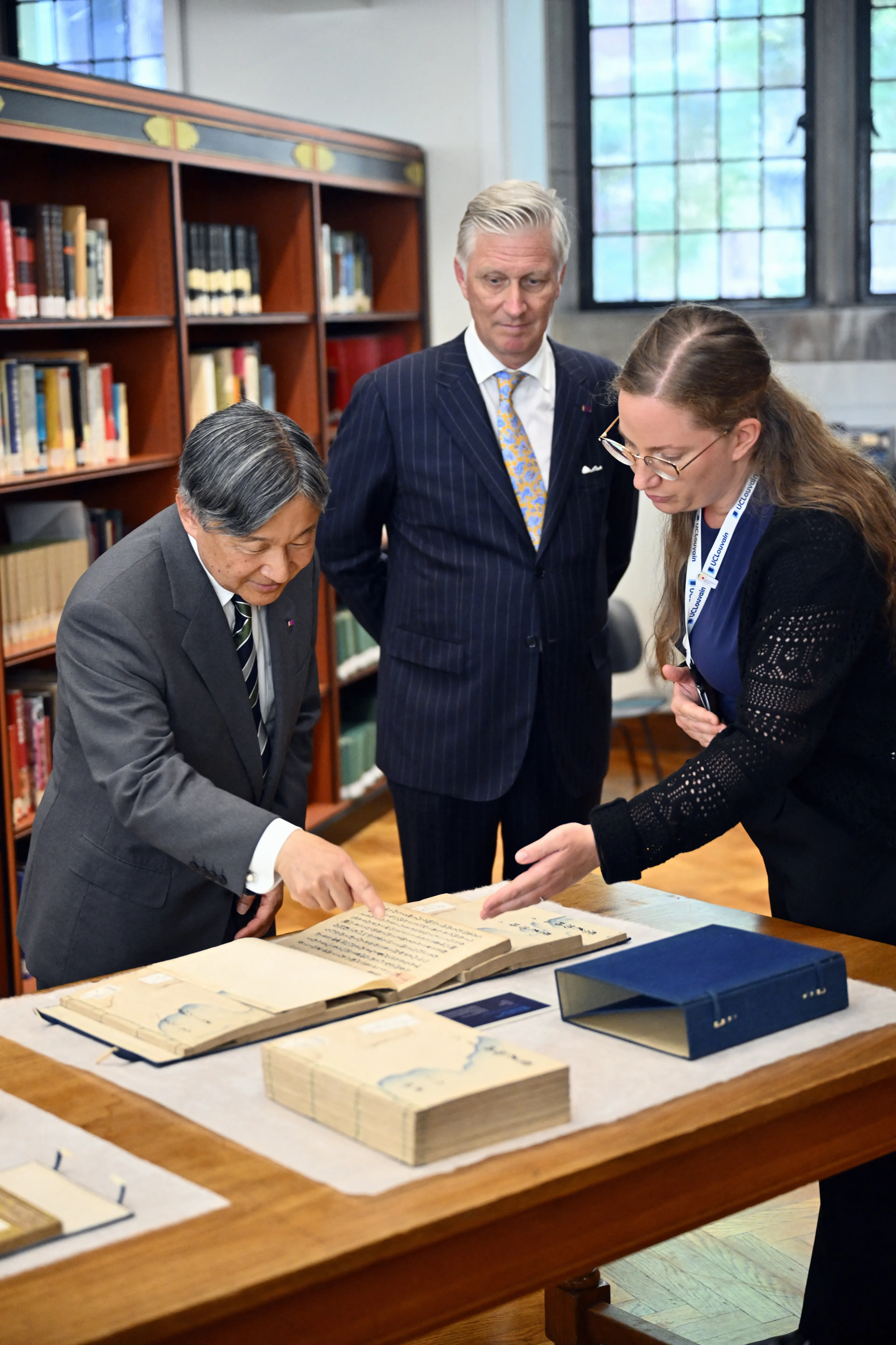 Naruhito bekijkt de werken in de Universiteitsbibliotheek van dichtbij.