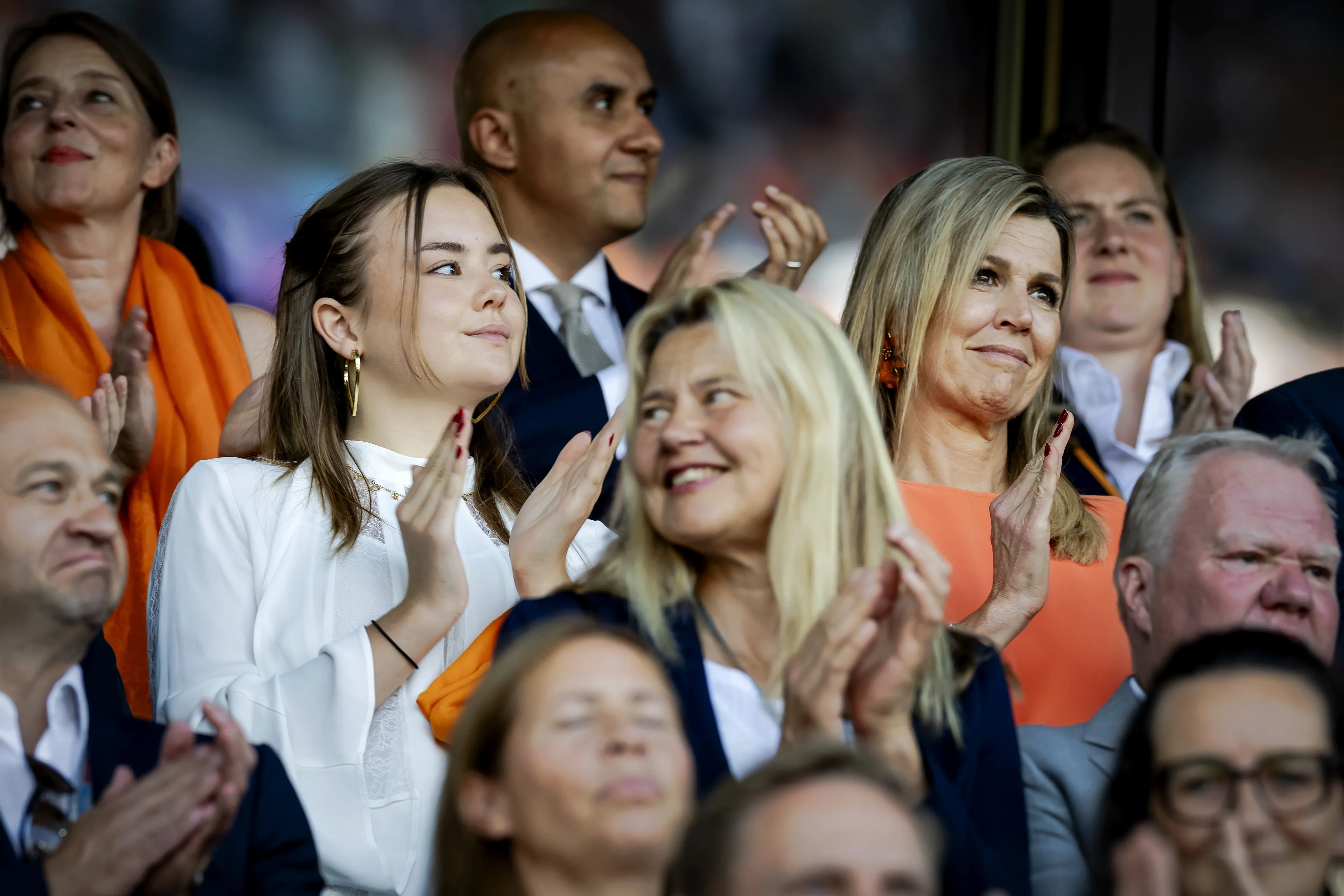 De twee applaudisseerden voor de Oranjevrouwen.