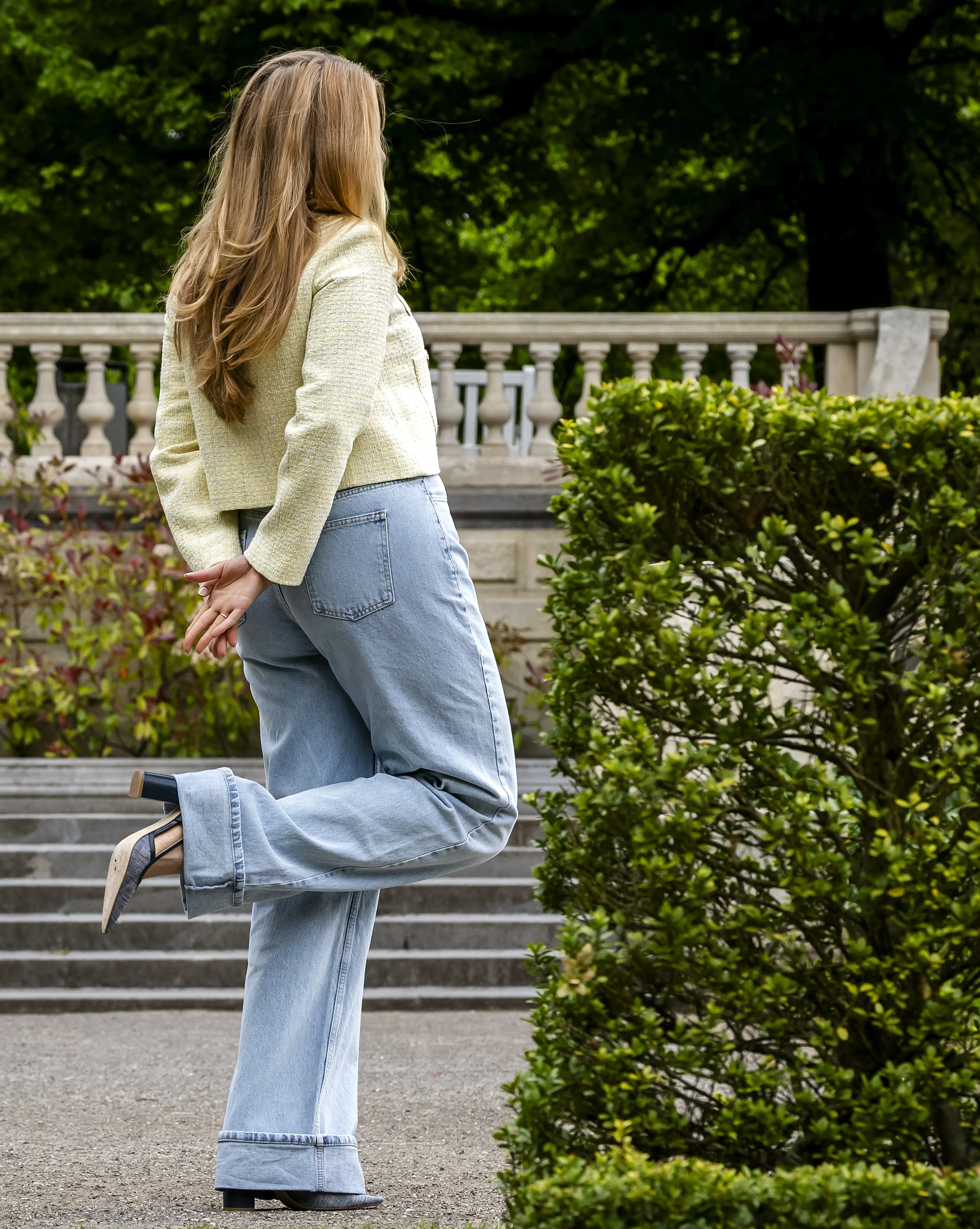 Amalia draagt donkerblauwe pumps.