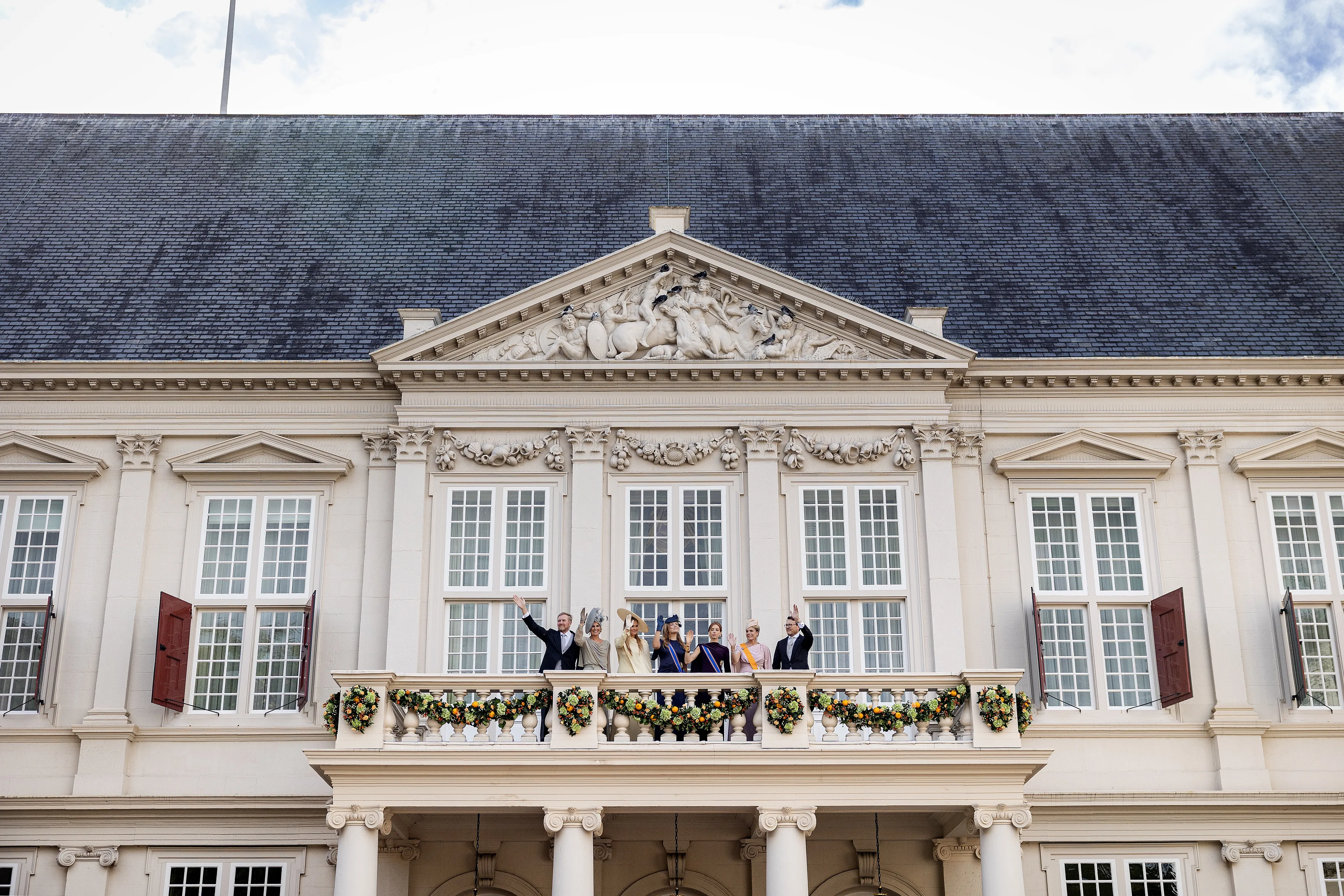 De koninklijke familie sluit Prinsjesdag af op het balkon van Paleis Noordeinde.
